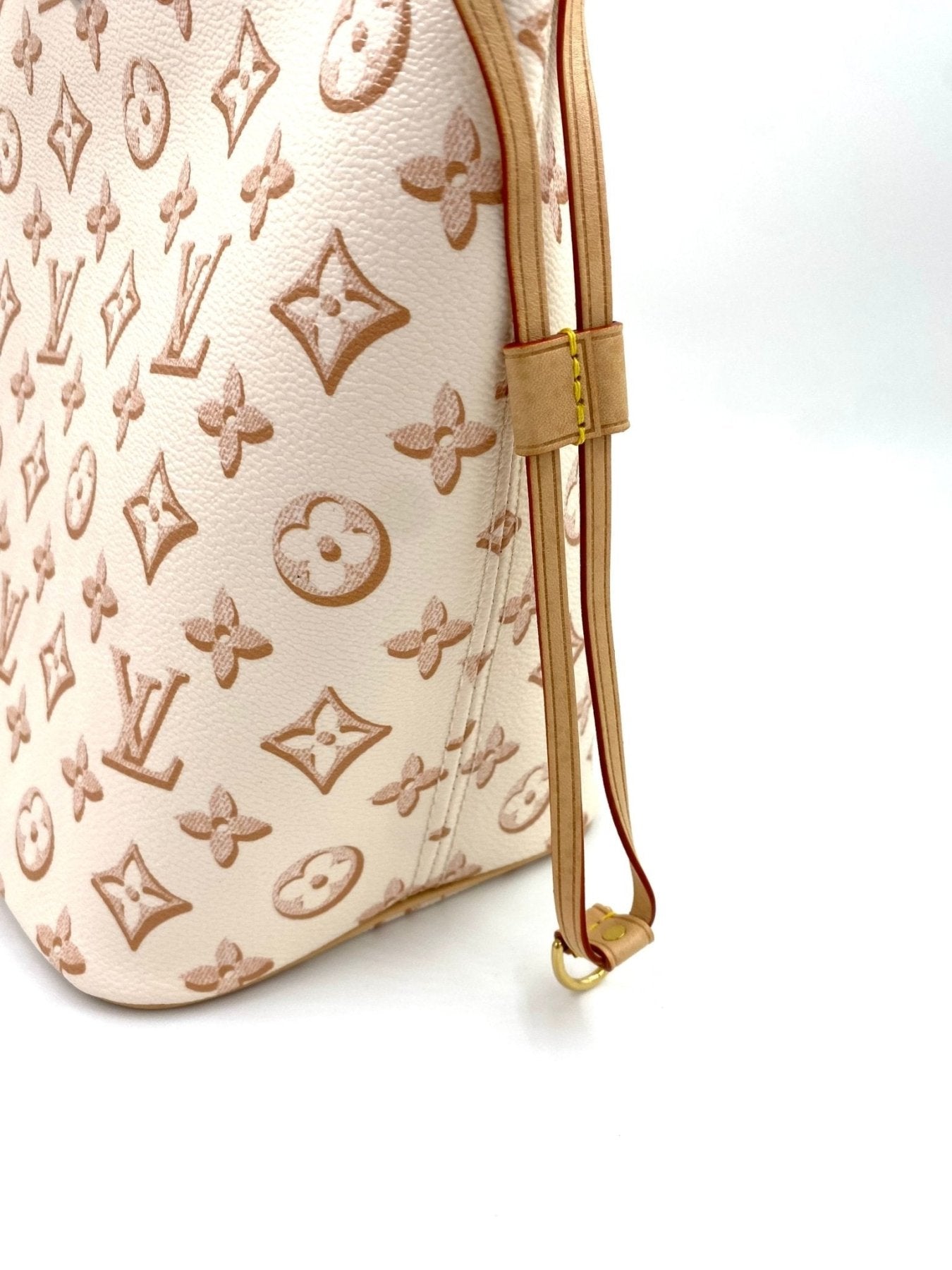 Louis Vuitton Neverfull MM Fall for You in Beige Clair Monogram Leder, Detailansicht der Tasche mit charakteristischem Muster