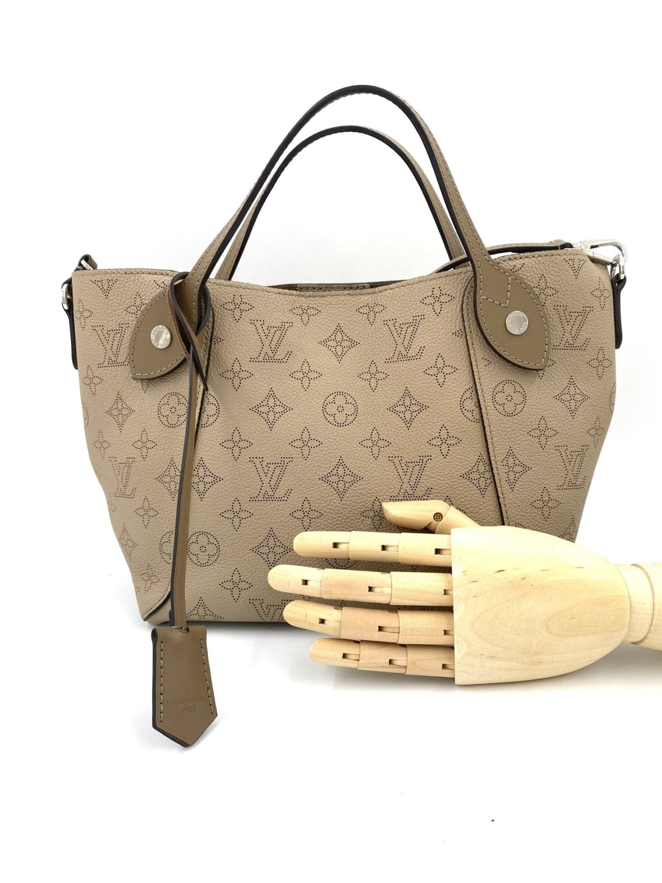 LOUIS VUITTON Hina PM Monogram Mahina Galet / Kies - Clutch & Macarons - Clutch & Macarons -