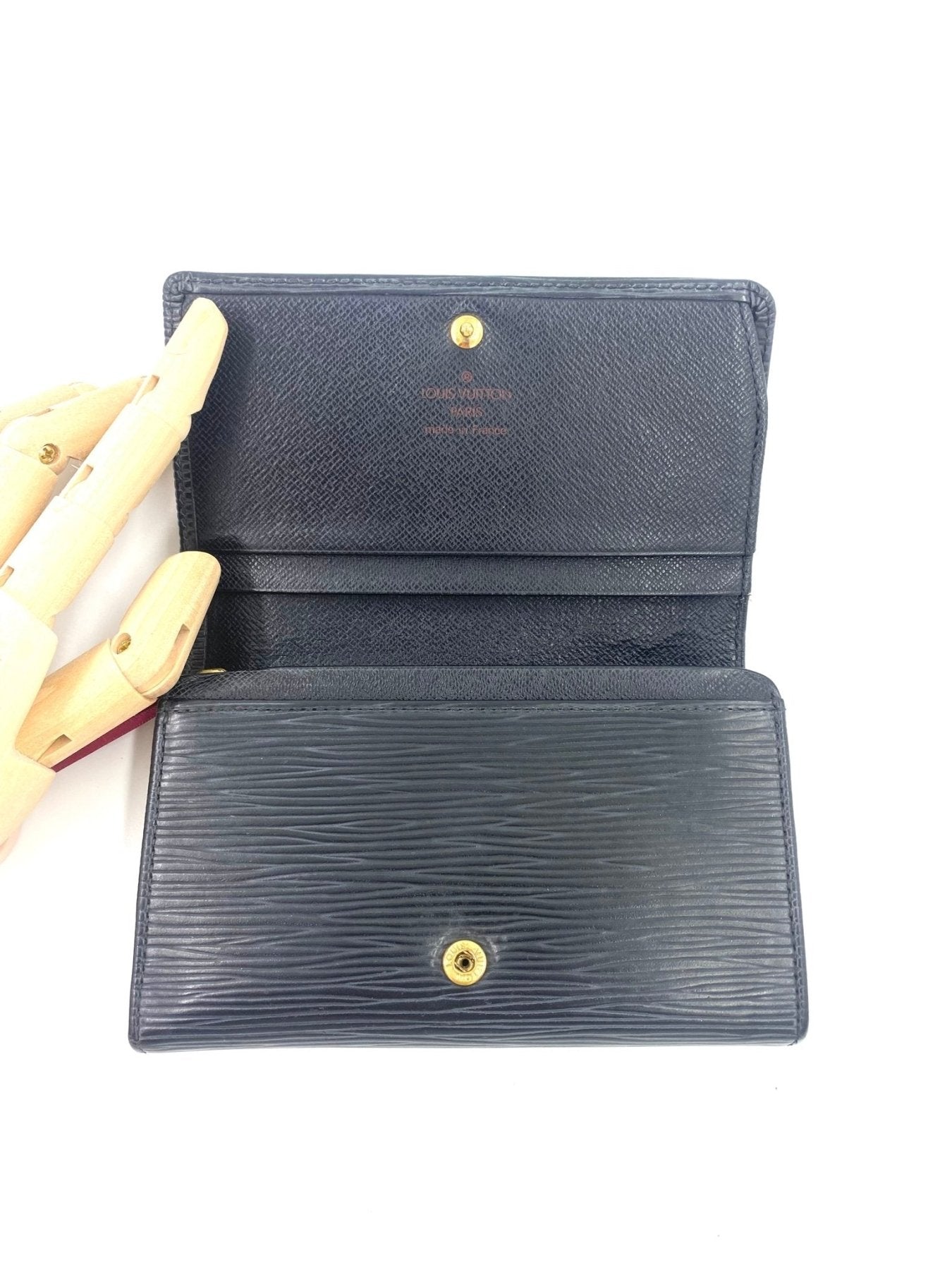 Louis Vuitton Portemonnaie Tresor Epi noir Geldborse in schwarzem Epileder mit charakteristischer Struktur und goldfarbenen Details
