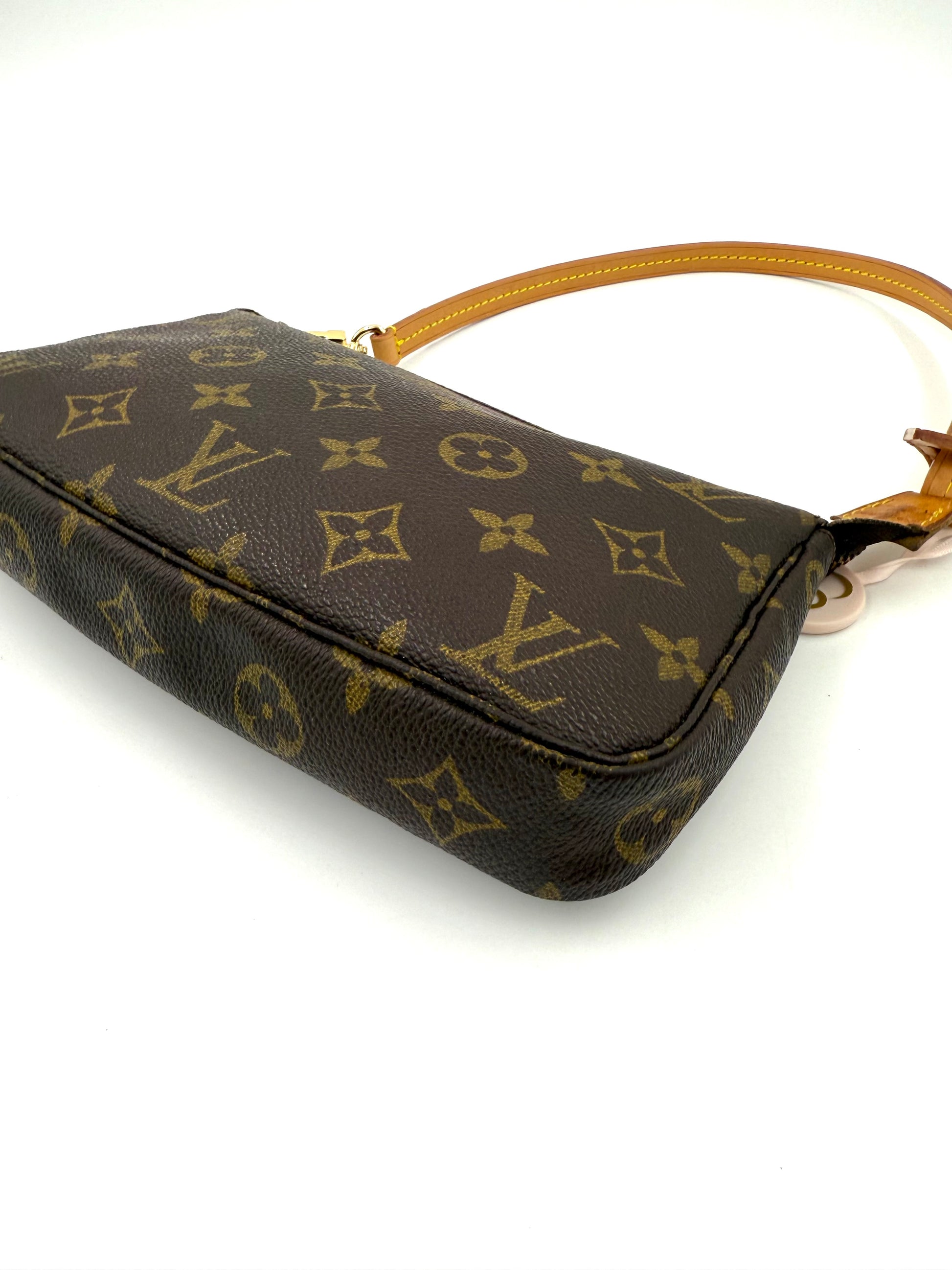 Louis Vuitton Pochette Accessoires Vintage in Monogram Canvas mit neuem Lederriemen, eleganter und zeitloser Designklassiker.