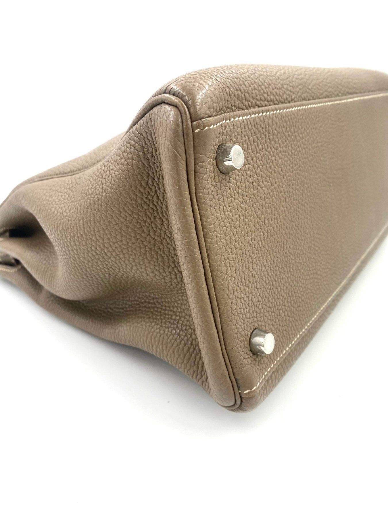 HERMES Kelly 35 Togo Handtasche in Etoupe mit Palladiumbeschlagen, Detailansicht der hochwertigen Lederstruktur und Basis