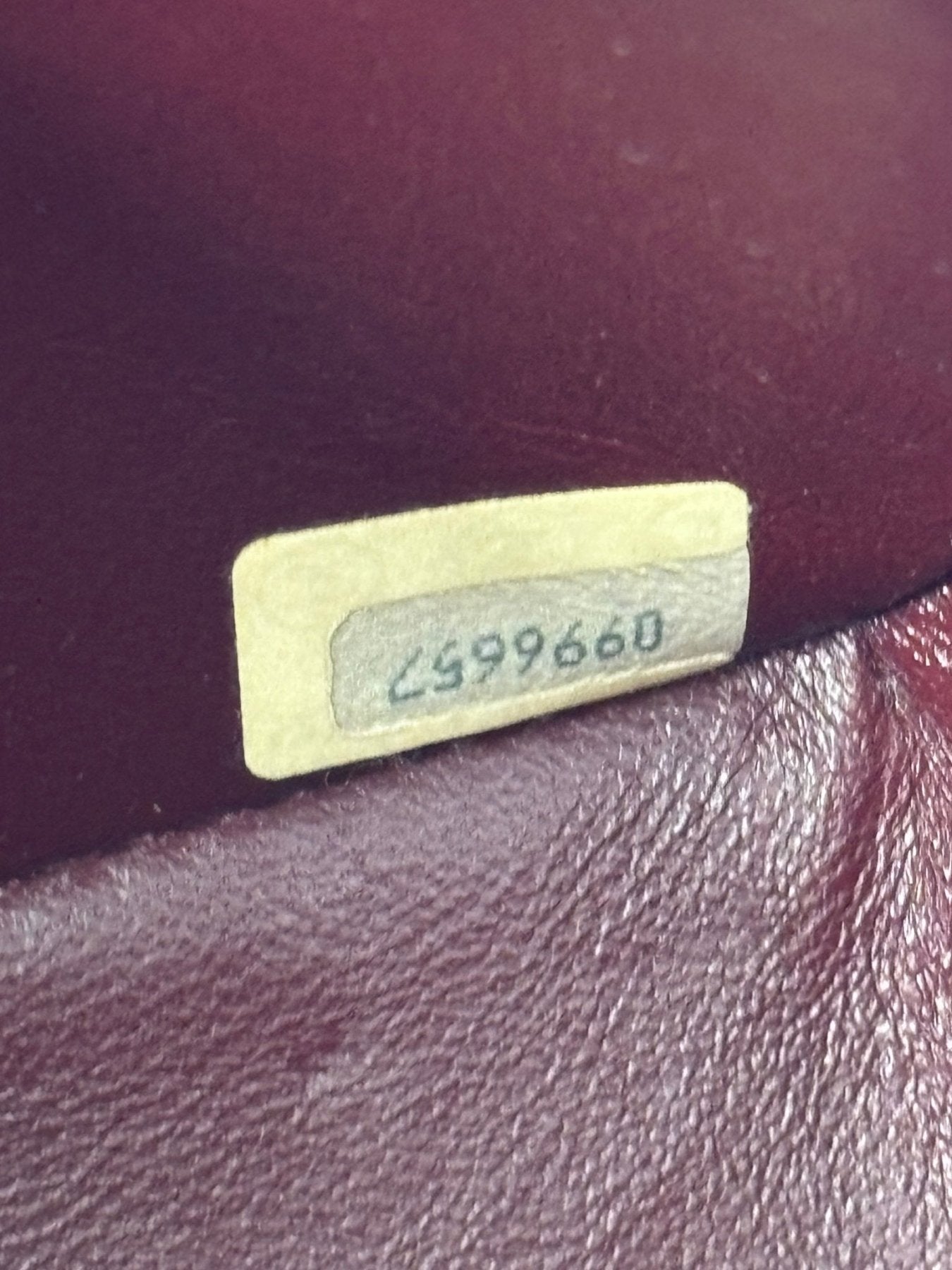 Seriennummer 2599660 der CHANEL Timeless Single Flap Bag medium auf goldenem Etikett im Lederinneren