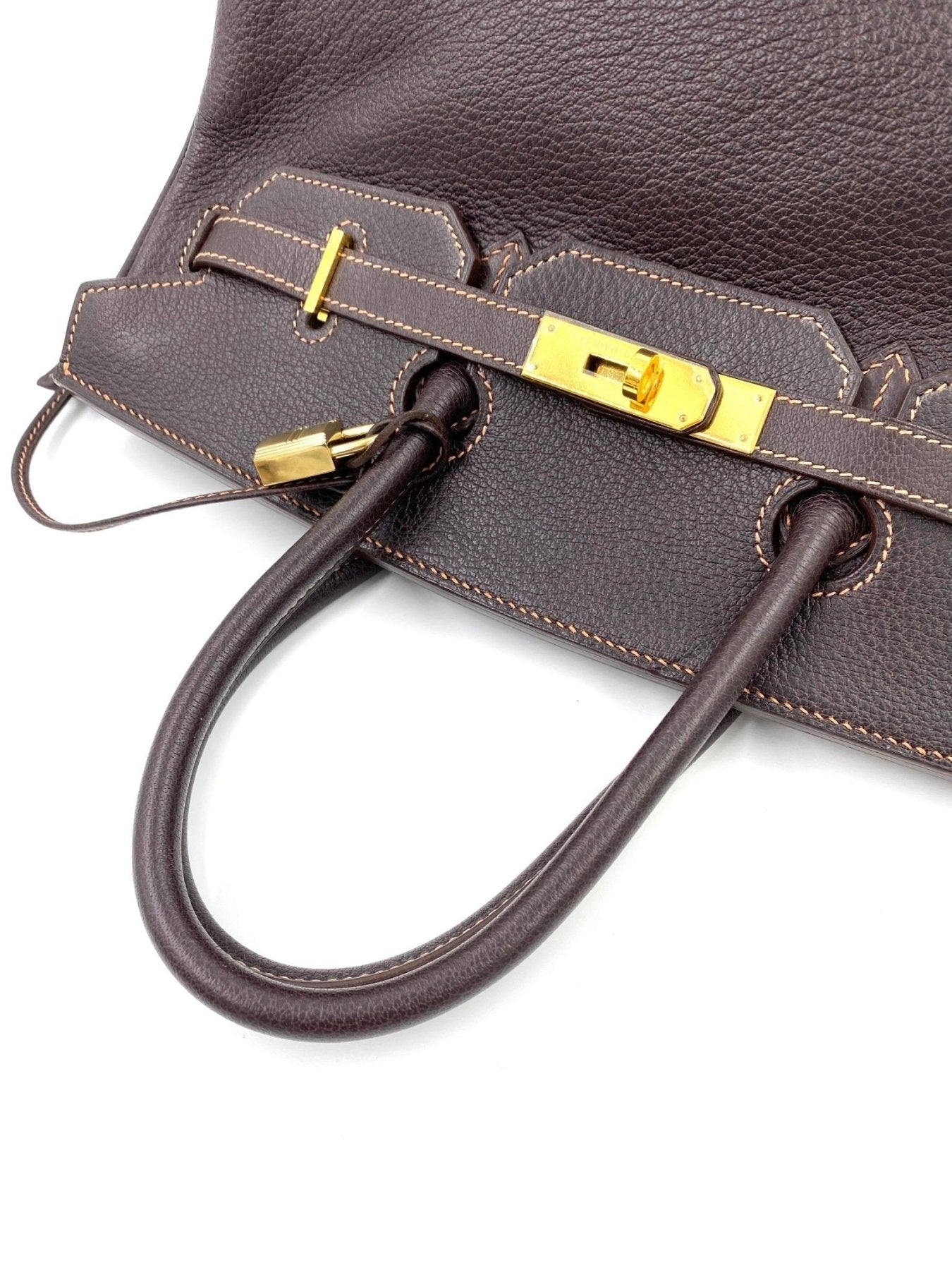 Hermes Birkin 35 Tasche in Marron Fjord Leder mit goldener Hardware, Detailansicht des Verschlusses und Griffes