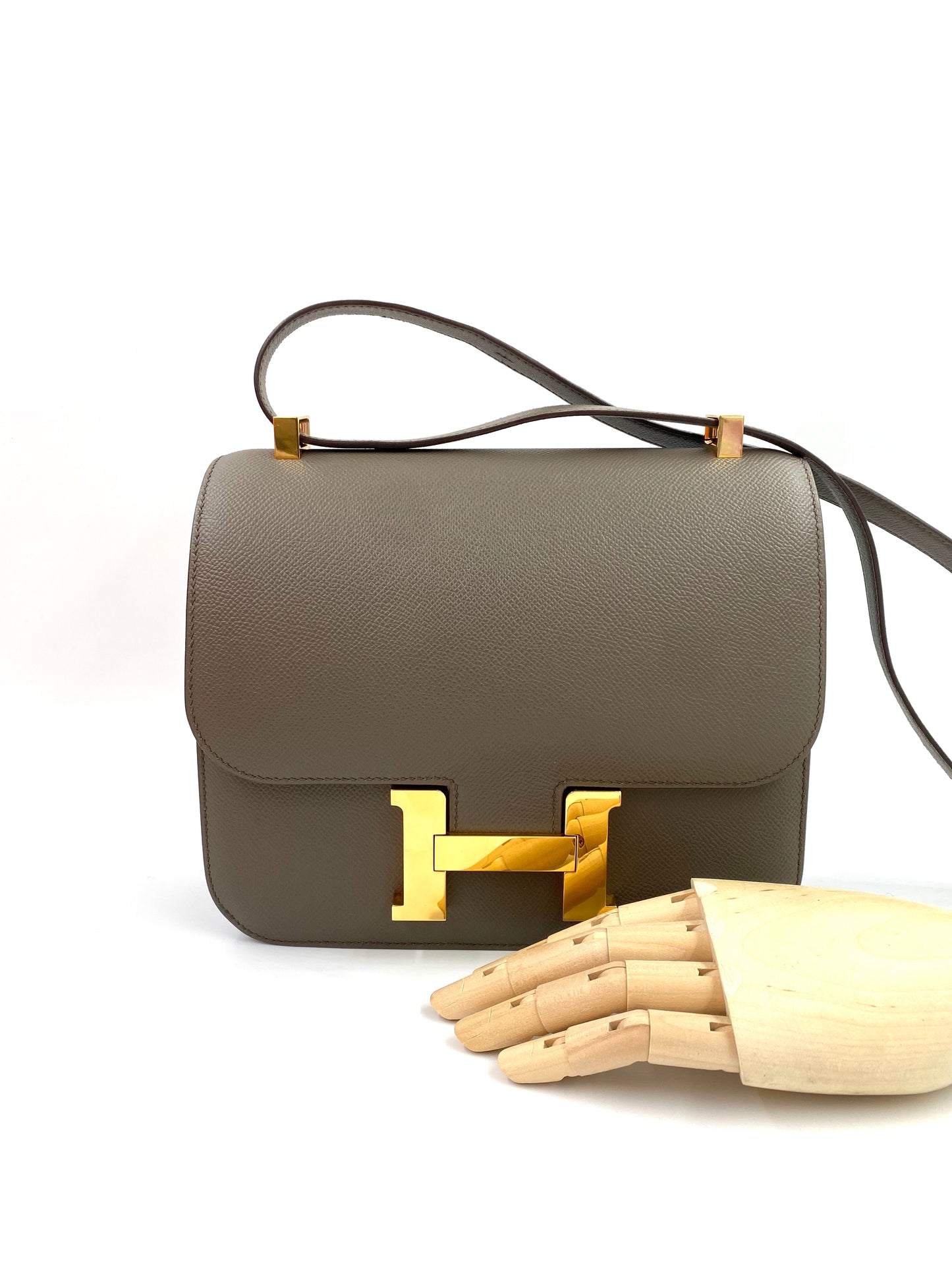 HERMÈS Constance 24 Etain Epsom Roségold Hardware Fullset mit Original Rechnung vor weißem Hintergrund.