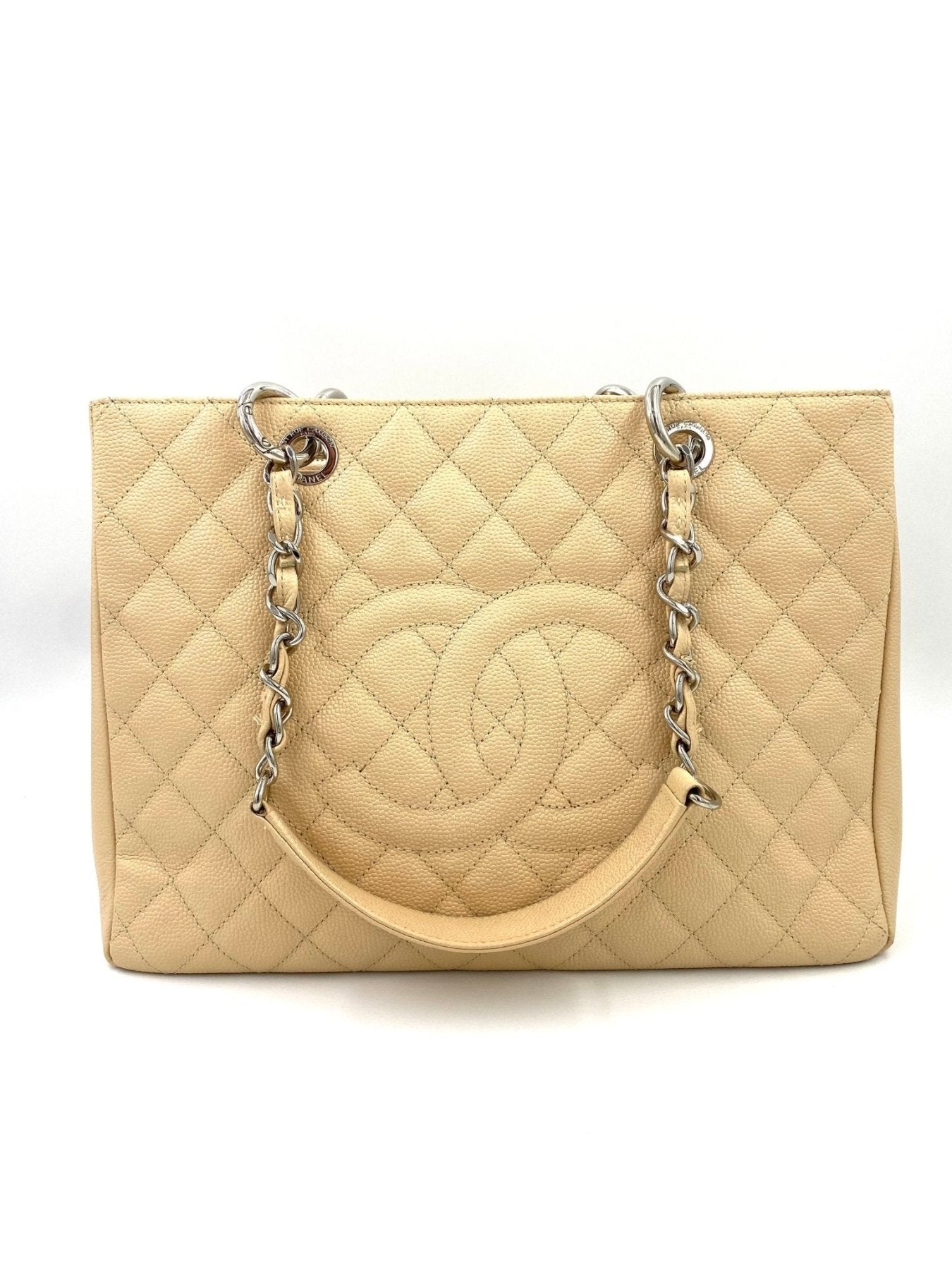CHANEL Femme Grande Beige Caviarleder Handtasche mit gestepptem Leder und silberner Kette, klassisches Design