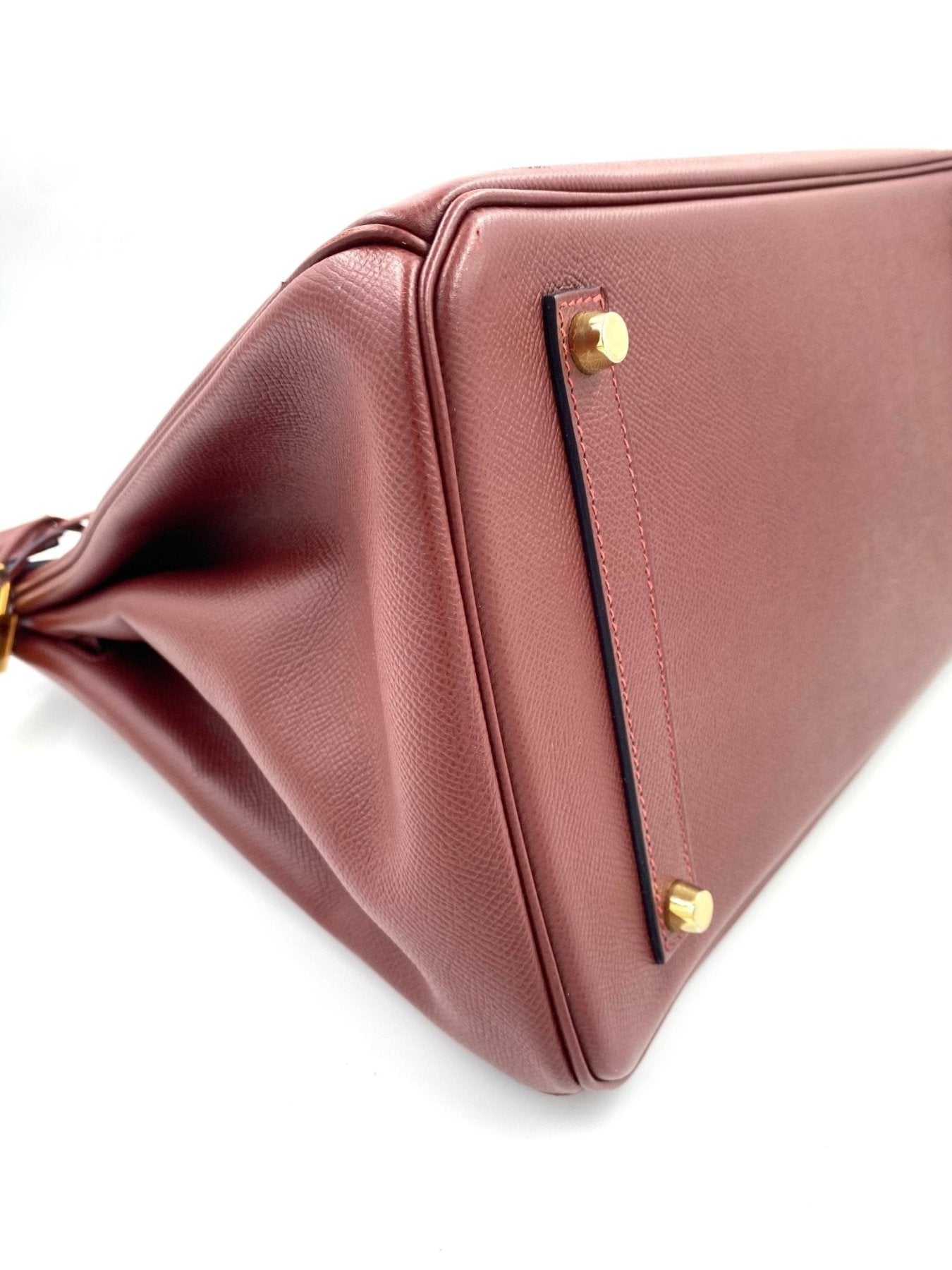 Hermes Birkin 35 Epsom Rouge H Handtasche mit goldener Hardware, Seitenansicht zeigt strukturiertes Leder und Beschlaege