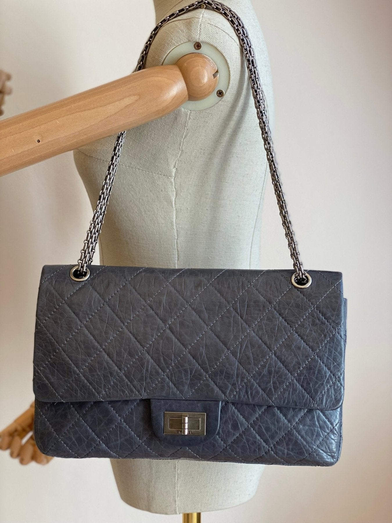 CHANEL 2.55 Reissue Jumbo Tasche in grau mit gestepptem Kalbsleder und silberfarbener Kette auf Schneiderpuppe