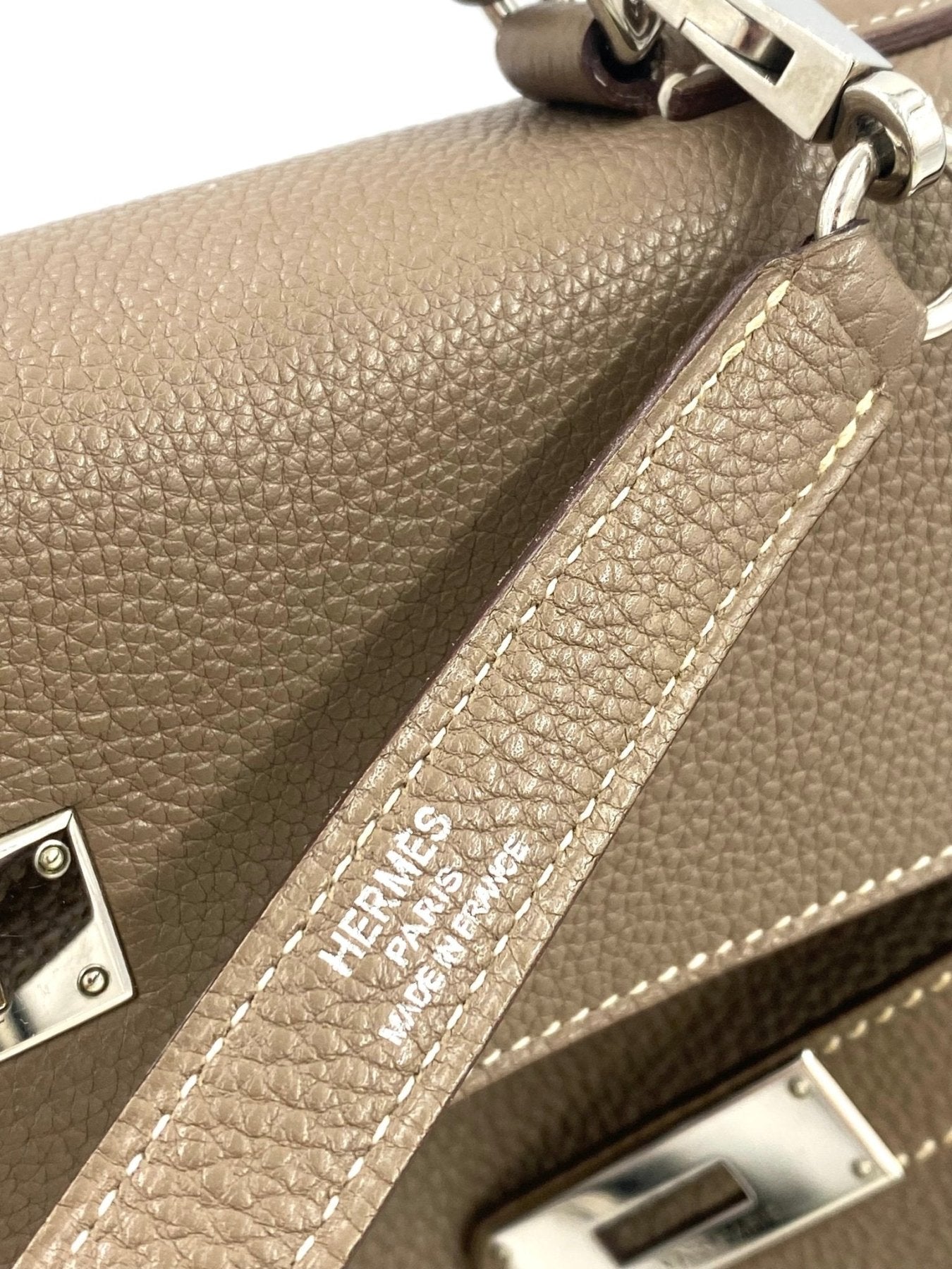 HERMES Kelly 35 Togo Handtasche in Etoupe mit strukturiertem Leder, Palladium-Hardware und abnehmbarem Schulterriemen