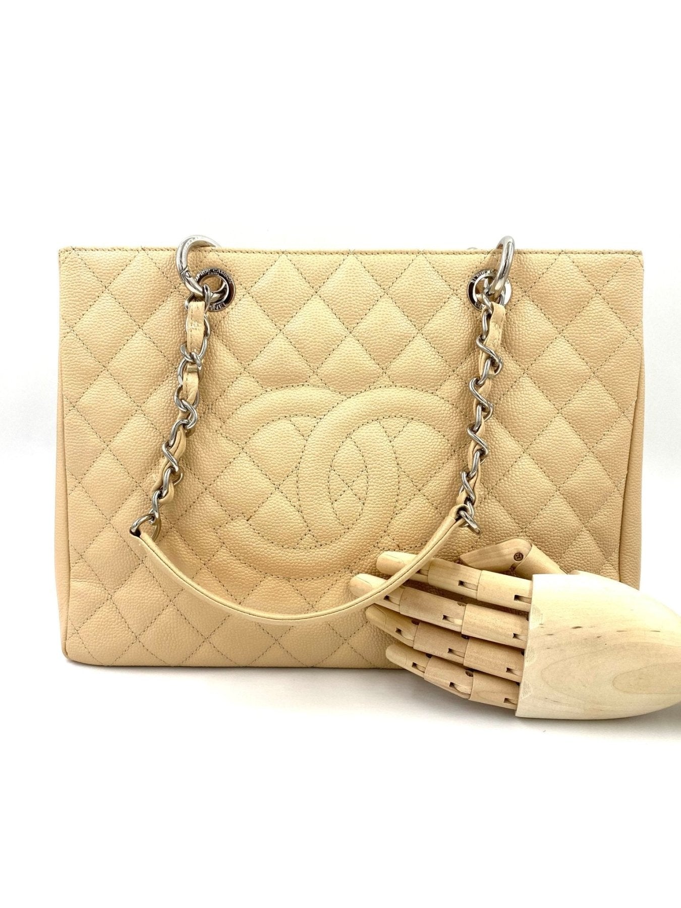 CHANEL Femme Grande beige Caviarleder Handtasche mit gestepptem Muster und silberner Kettengurte, klassisches Design