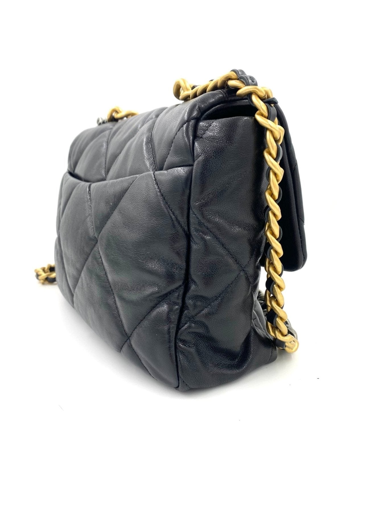 CHANEL 19 Flap Bag large in schwarzem Ziegenleder mit gestepptem Muster und dreifarbiger Metallkette von der Seite fotografiert