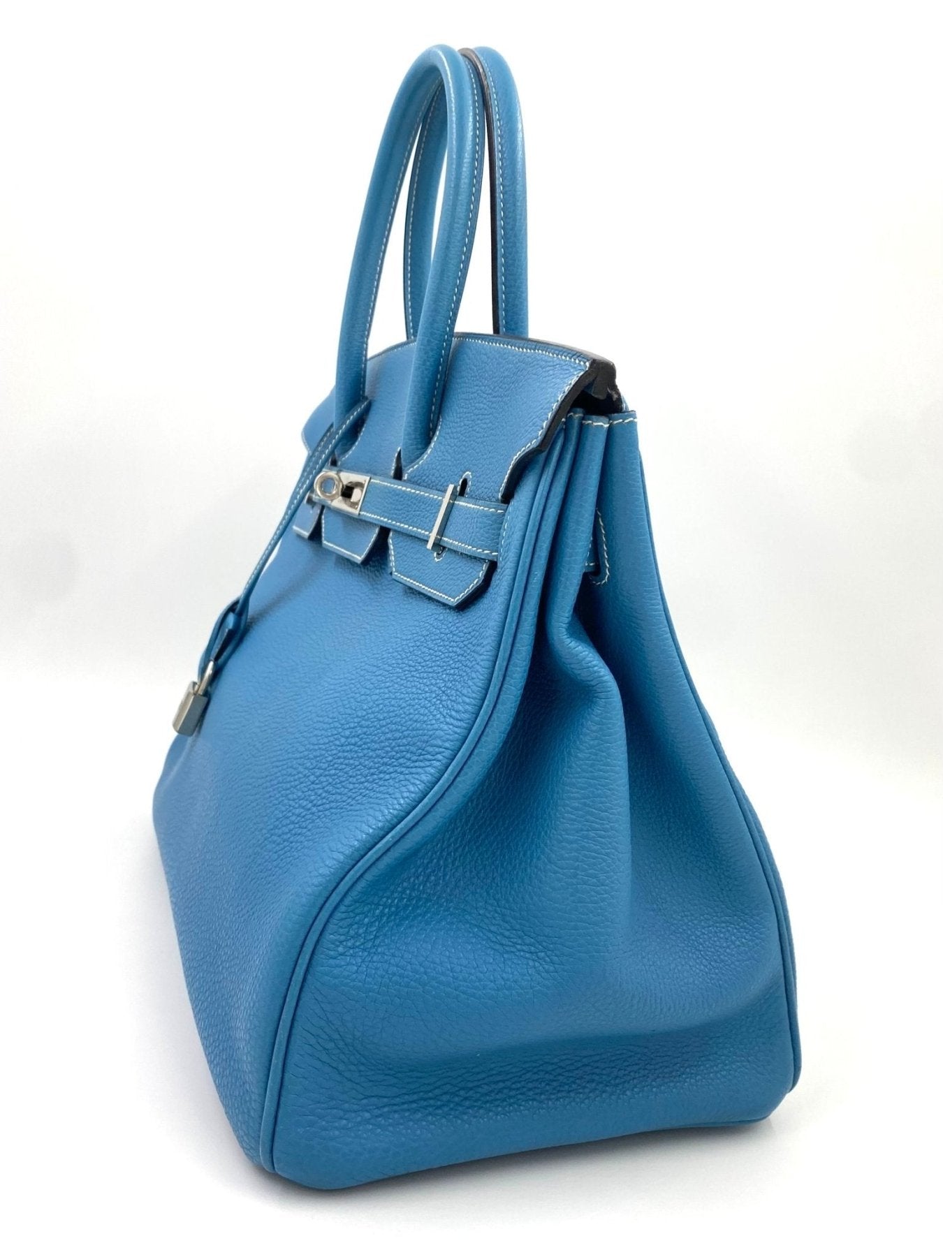 HERMES Birkin 35 Togo Handtasche in Blue Jean mit Palladium-Hardware, seitliche Ansicht auf weissem Hintergrund