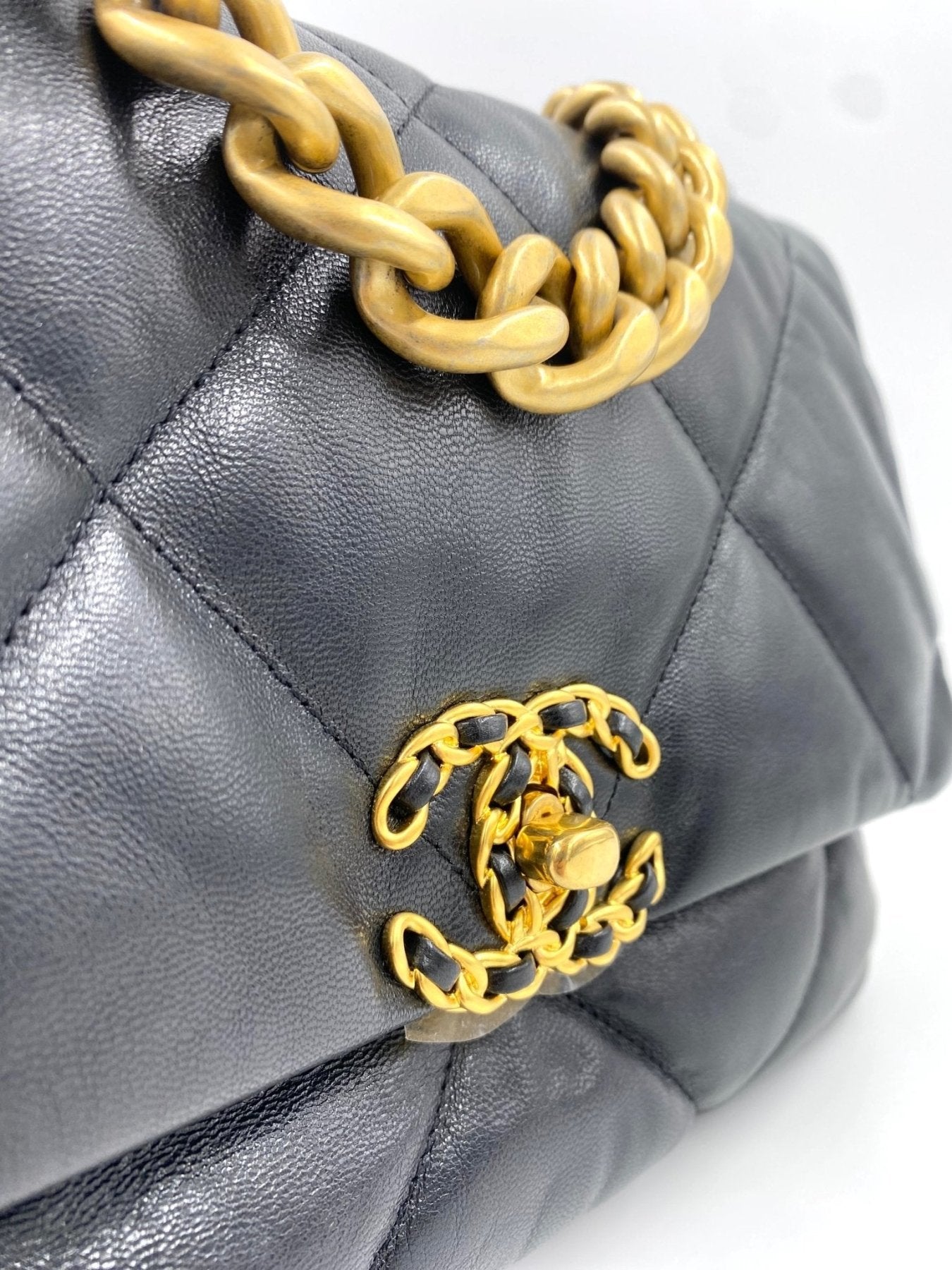 CHANEL 19 Flap Bag large in schwarzem Ziegenleder mit gestepptem Muster und goldfarbener Kettenverzierung