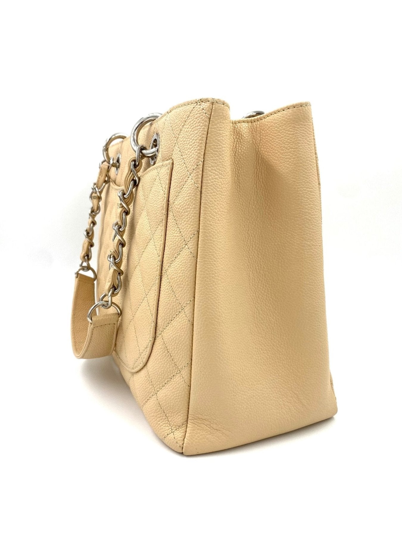 CHANEL Femme Grande Handtasche in beigem Caviarleder mit gestepptem Muster und silberner Kette, seitliche Ansicht