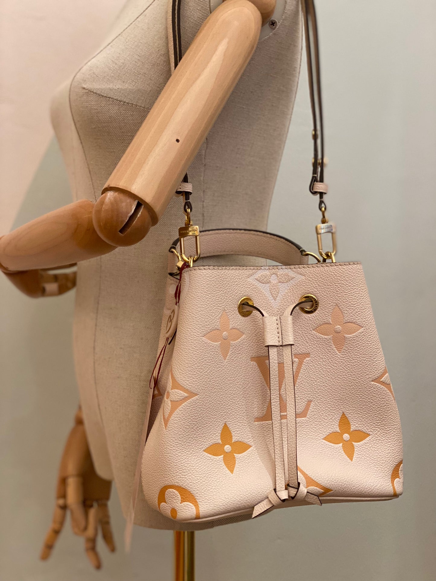 LOUIS VUITTON Neo Noe BB Monogram Empreinte creme safran