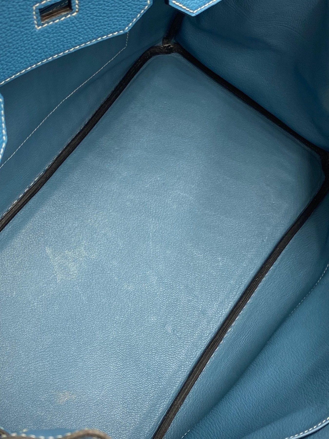 Innenansicht der HERMÈS Birkin 35 Togo Blue Jean Handtasche mit blauem Lederfutter und präziser Nahtverarbeitung