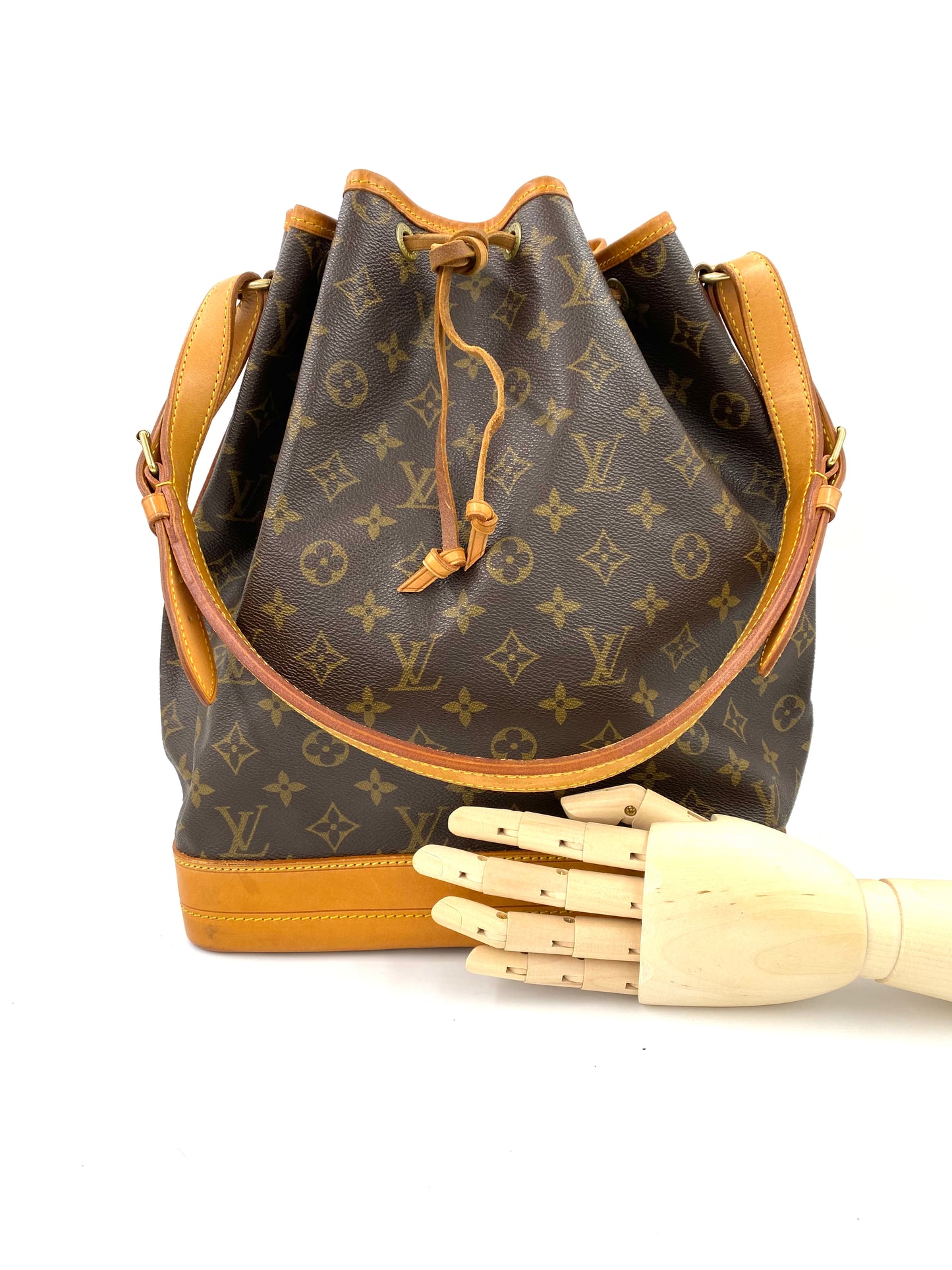 LOUIS VUITTON Noe Grande Monogram Canvas