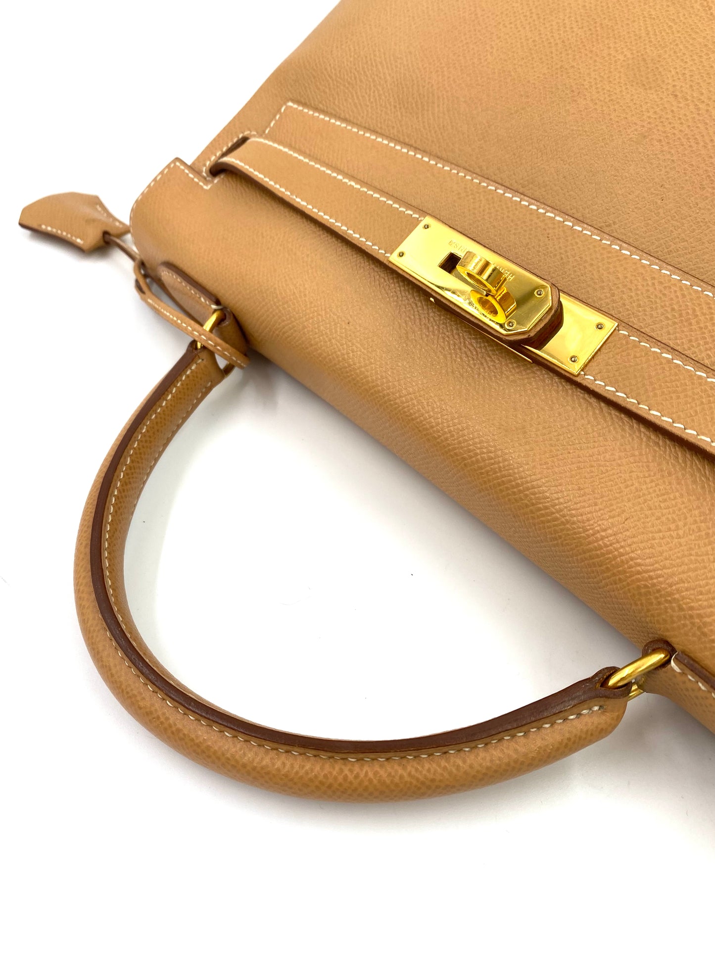 HERMÈS Kelly 32 Gold Courchevel Leather mit Gold Hardware