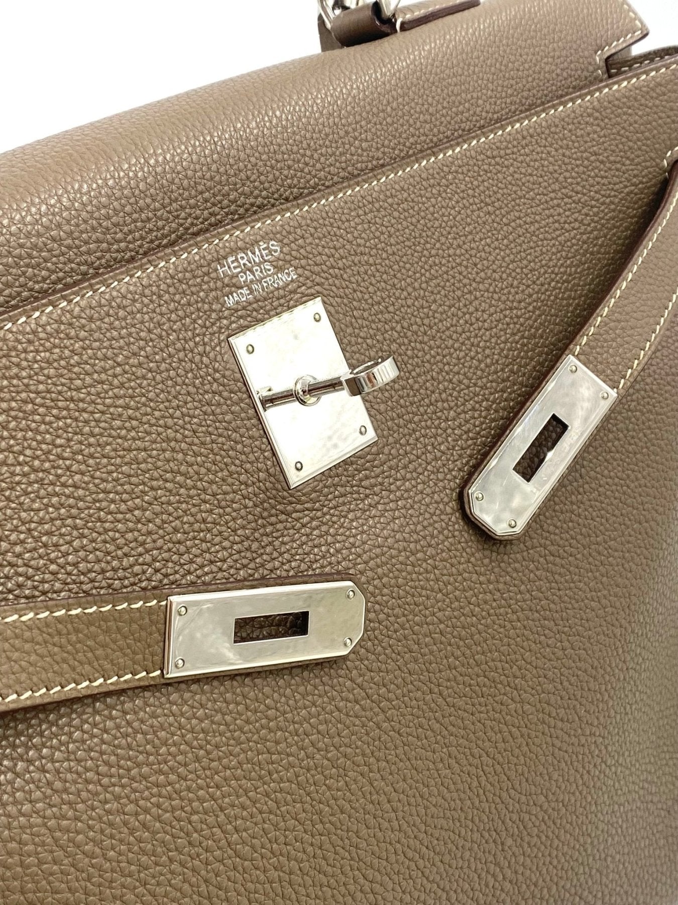 HERMES Kelly 35 Handtasche in Etoupe Togo Leder mit Palladium Beschlagen, Nahaufnahme der Verschlussdetails