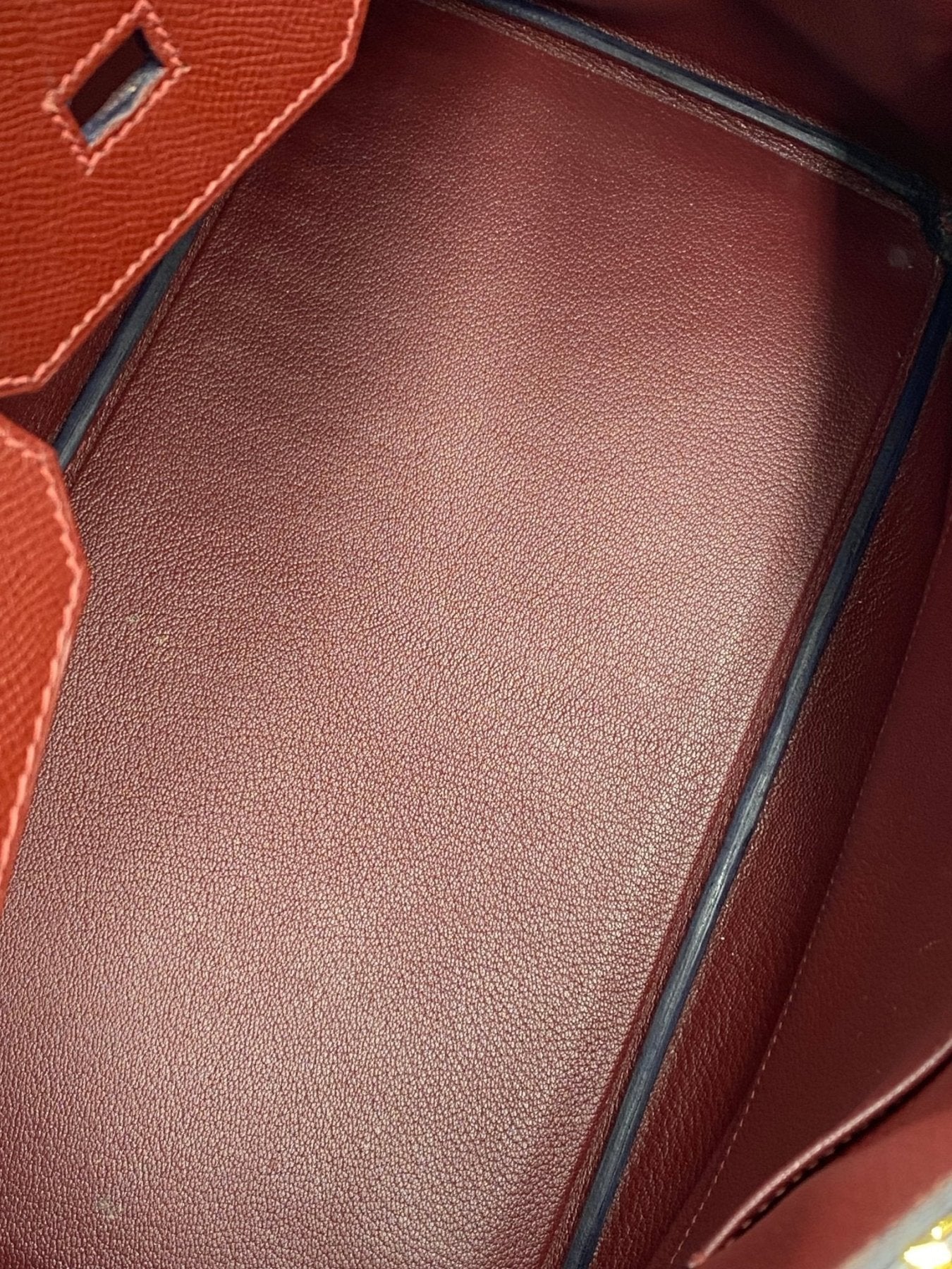 Detailaufnahme des Innenlebens der HERMÈS Birkin 35 Epsom Rouge H Tasche mit makellosem Lederfutter in tiefem Rotton