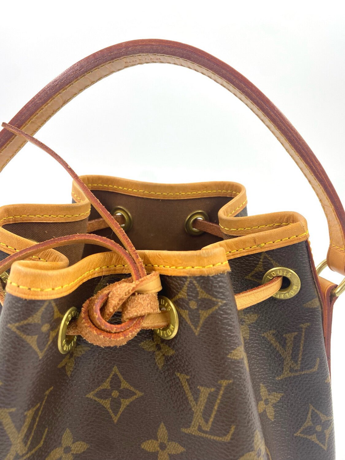 Louis Vuitton Noe Mini Monogram Canvas Beuteltasche mit honigfarbenem Leder und klassischem LV Muster