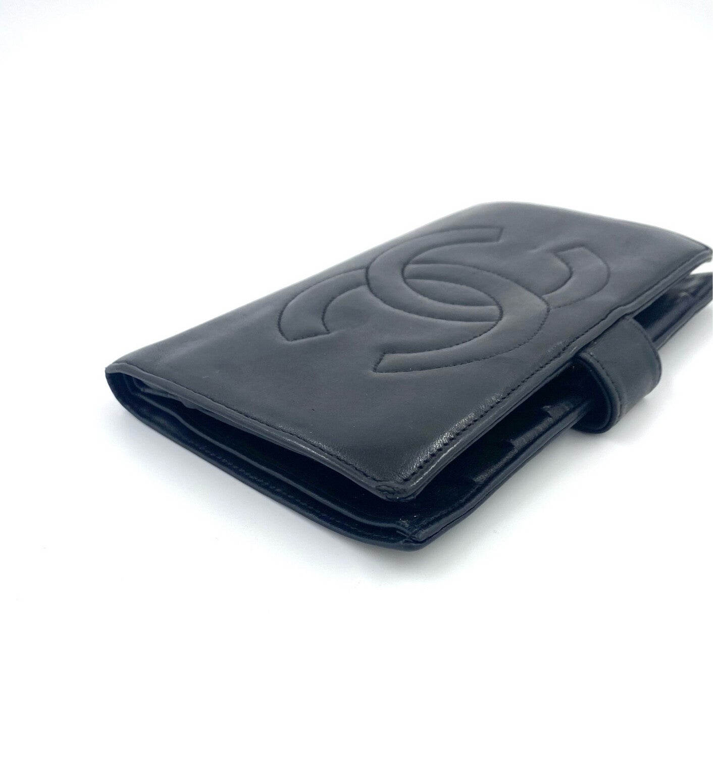 Chanel Portemonnaie aus schwarzem Lammleder mit gestepptem CC Logo, seitliche Ansicht