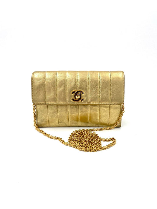 CHANEL Clutch Mademoiselle gold mit vertikalen Steppnahten, vergoldeter CC-Verschluss und Kettengurt aus den 90er Jahren