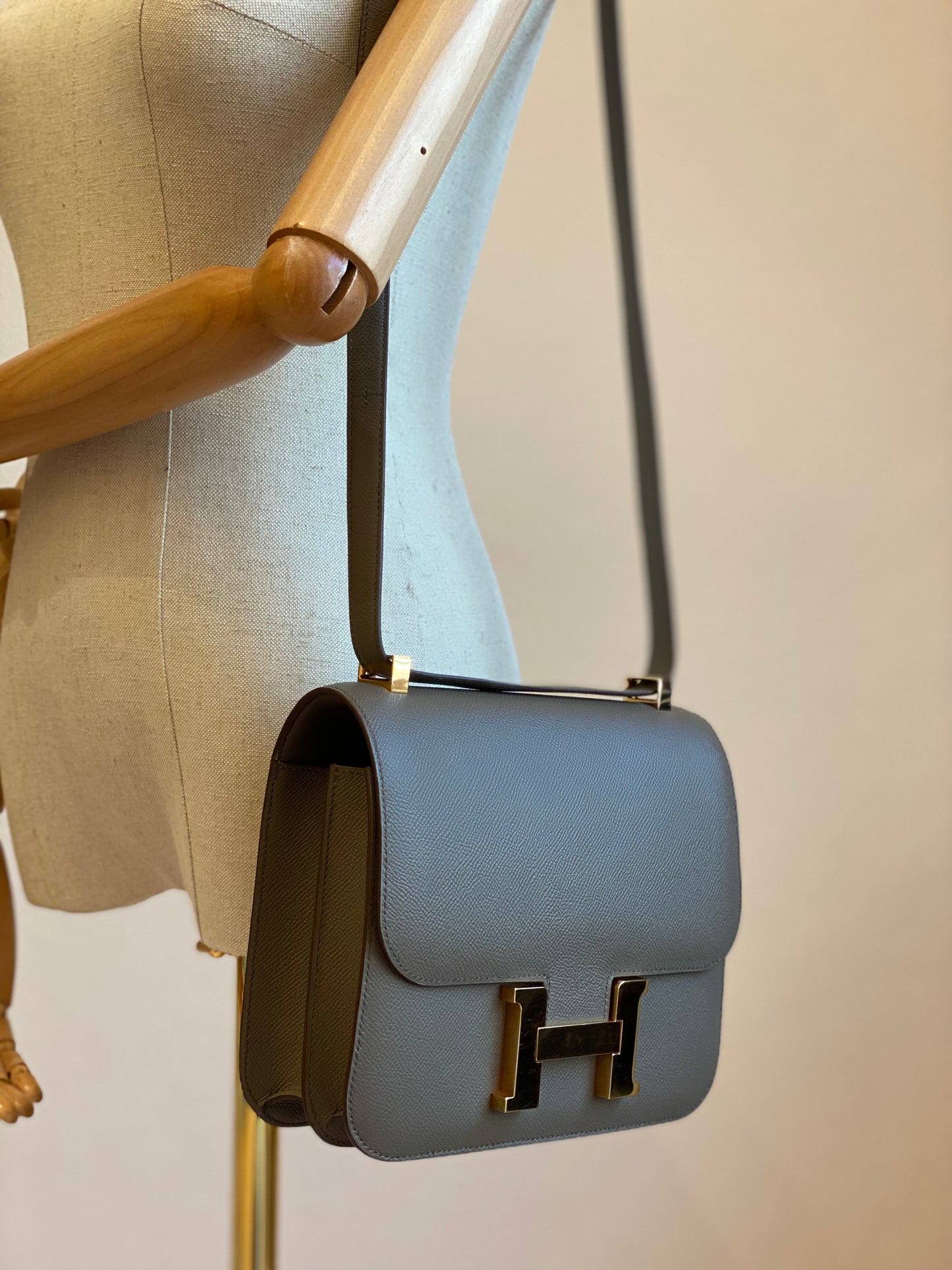 HERMÈS Constance 24 Etain Epsom Roségold Hardware elegante graue Ledertasche mit H-Verschluss und verstellbarem Schulterriemen