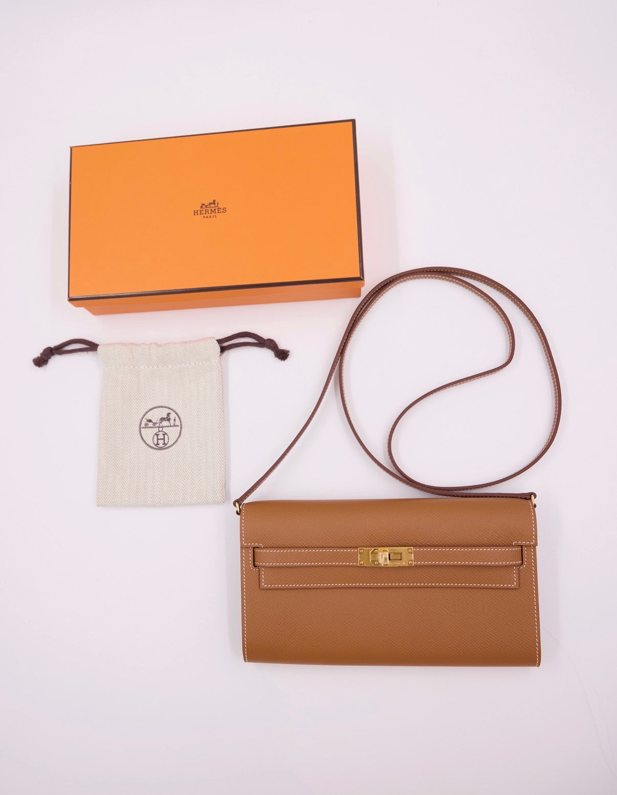 Hermès Kelly to Go Epsom Gold GHW, braune Designerhandtasche mit Schulterriemen, Box und Staubbeutel