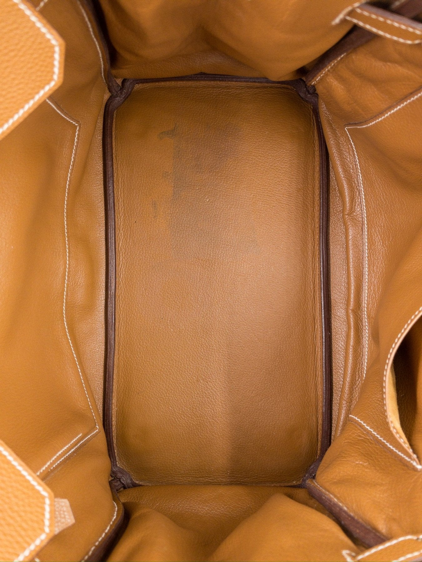 Innenfutter der HERMÈS Birkin 35 Handtasche in goldenem Togo Leder, Detail der Lederfächer und Nahaufnahme des Inneren