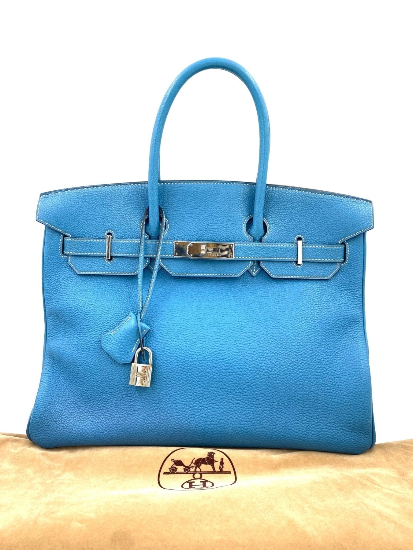 HERMES Birkin 35 Togo Handtasche in Blue Jean mit Palladium-Hardware, klassisches Design auf beigem Untergrund