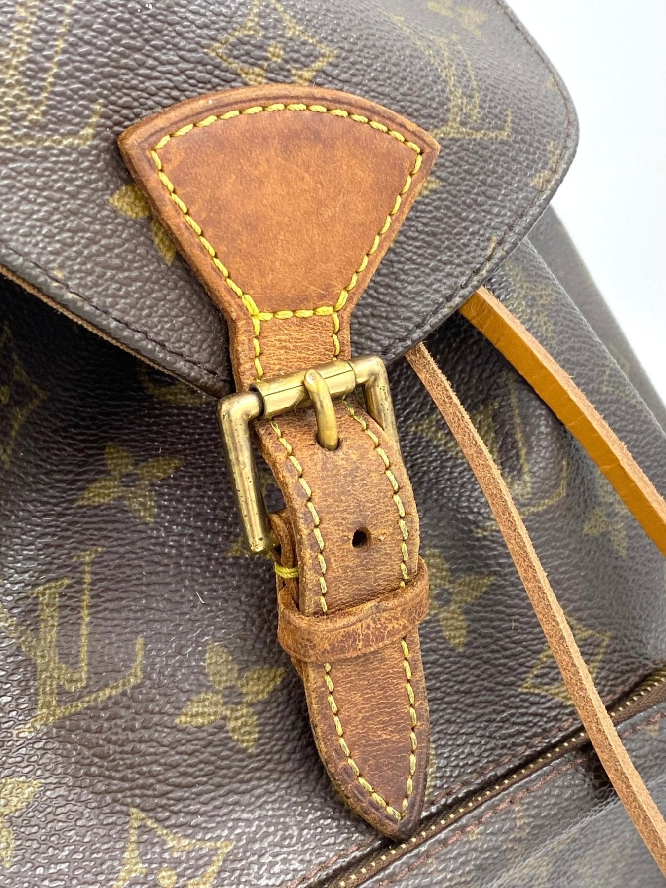 Nahaufnahme der Lederschnalle des Louis Vuitton Montsouris MM Rucksacks mit Monogram Canvas und braunen Lederdetails