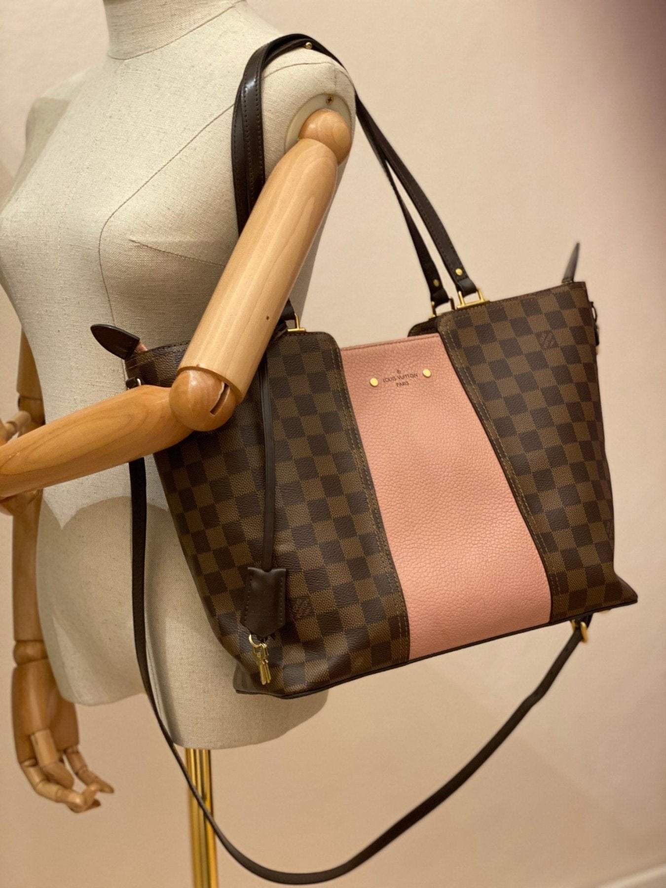 Louis Vuitton Jersey Magnolia Damier Ebene Handtasche mit rosa Lederbesatz, prasentiert auf Schneiderpuppe, mit verstellbarem Schulterriemen