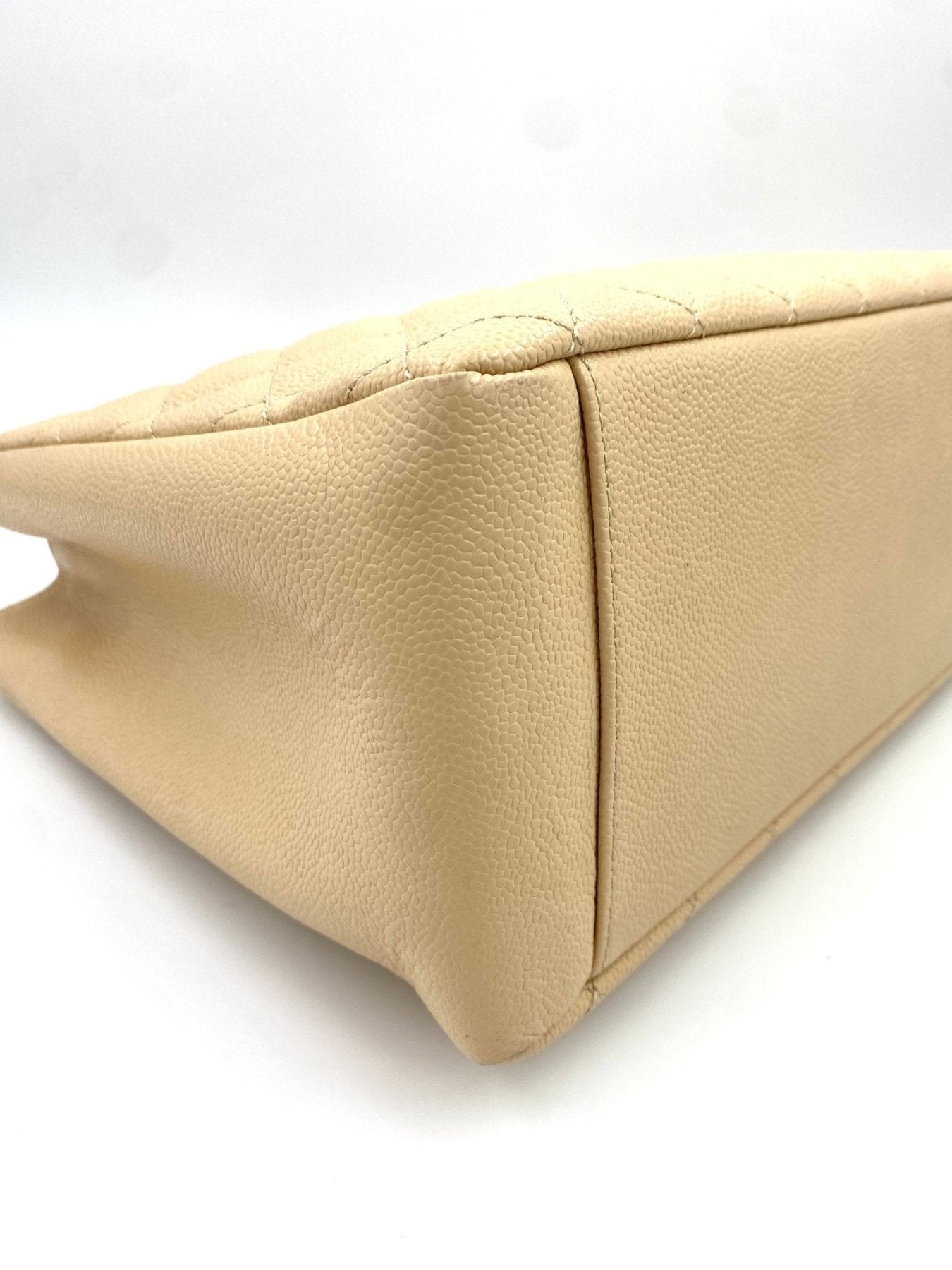 CHANEL Femme Grande beige Handtasche aus Caviarleder, Detailansicht der strukturierten Lederecke mit praeziser Naeharbeit