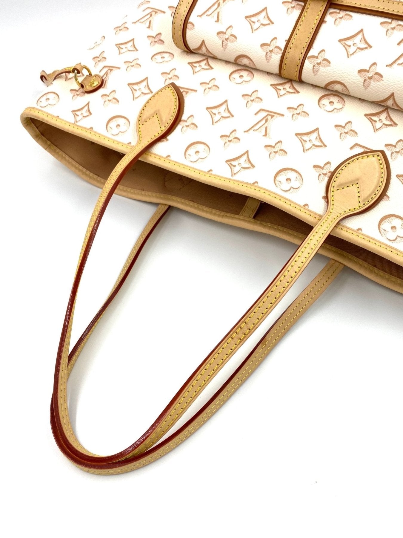 Louis Vuitton Neverfull MM Fall for You in Monogram Beige Clair mit Lederriemen und charakteristischem LV-Muster, Nahaufnahme