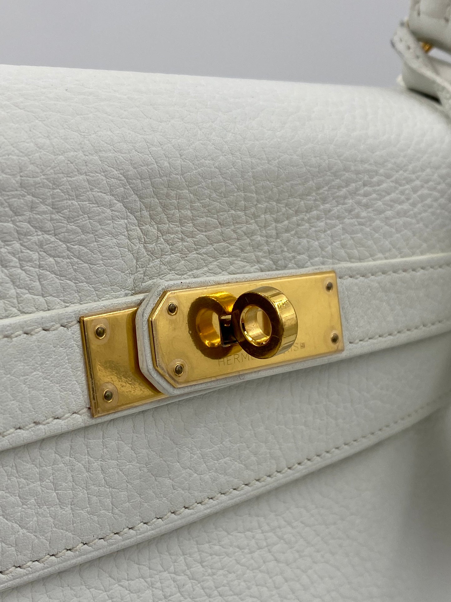 HERMÈS Kelly 32 Retourne Clemence-Leder Blanc mit gold Hardware
