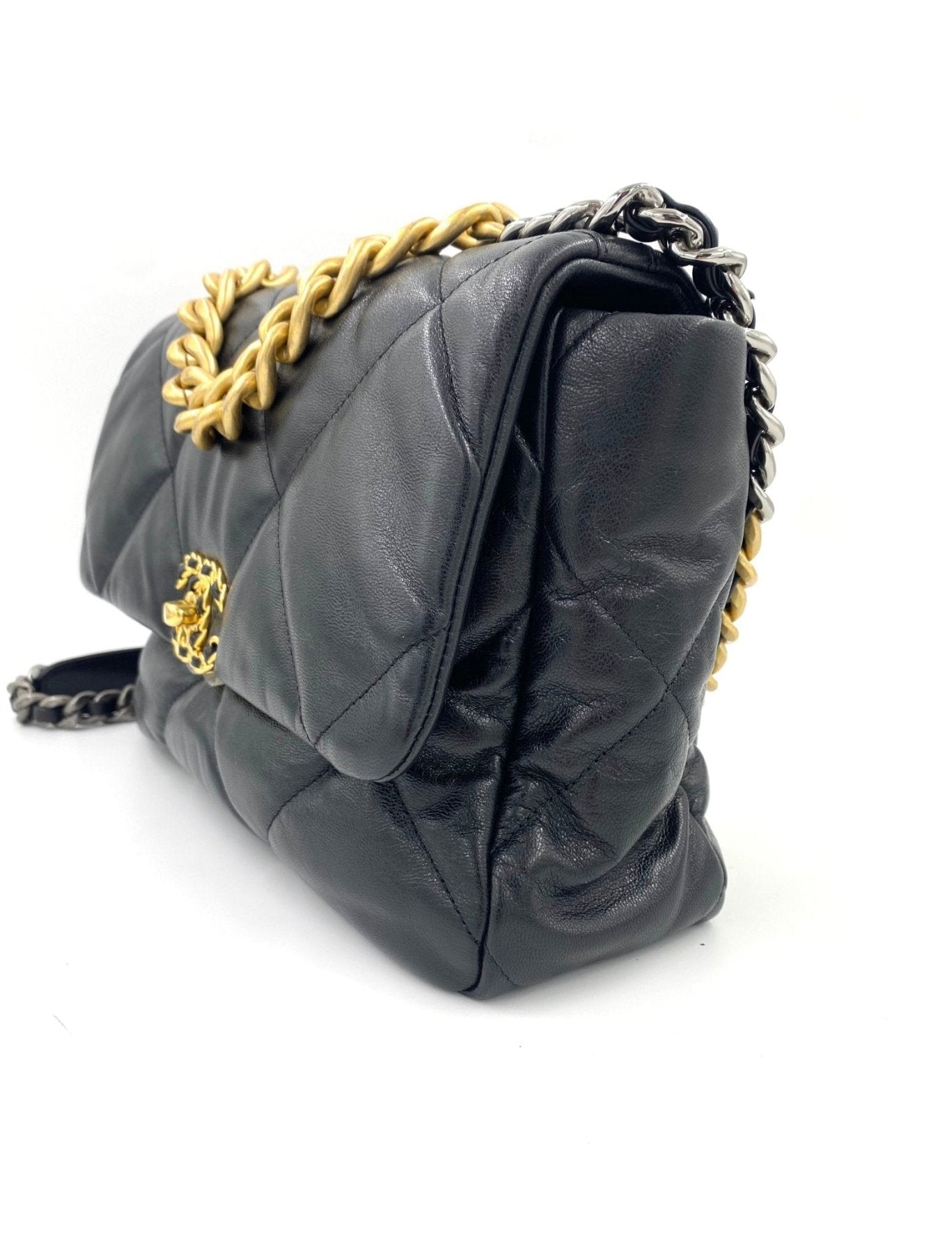CHANEL 19 Flap Bag in schwarzem Ziegenleder mit gestepptem Design und dreifarbiger Metallkette, Seitenansicht