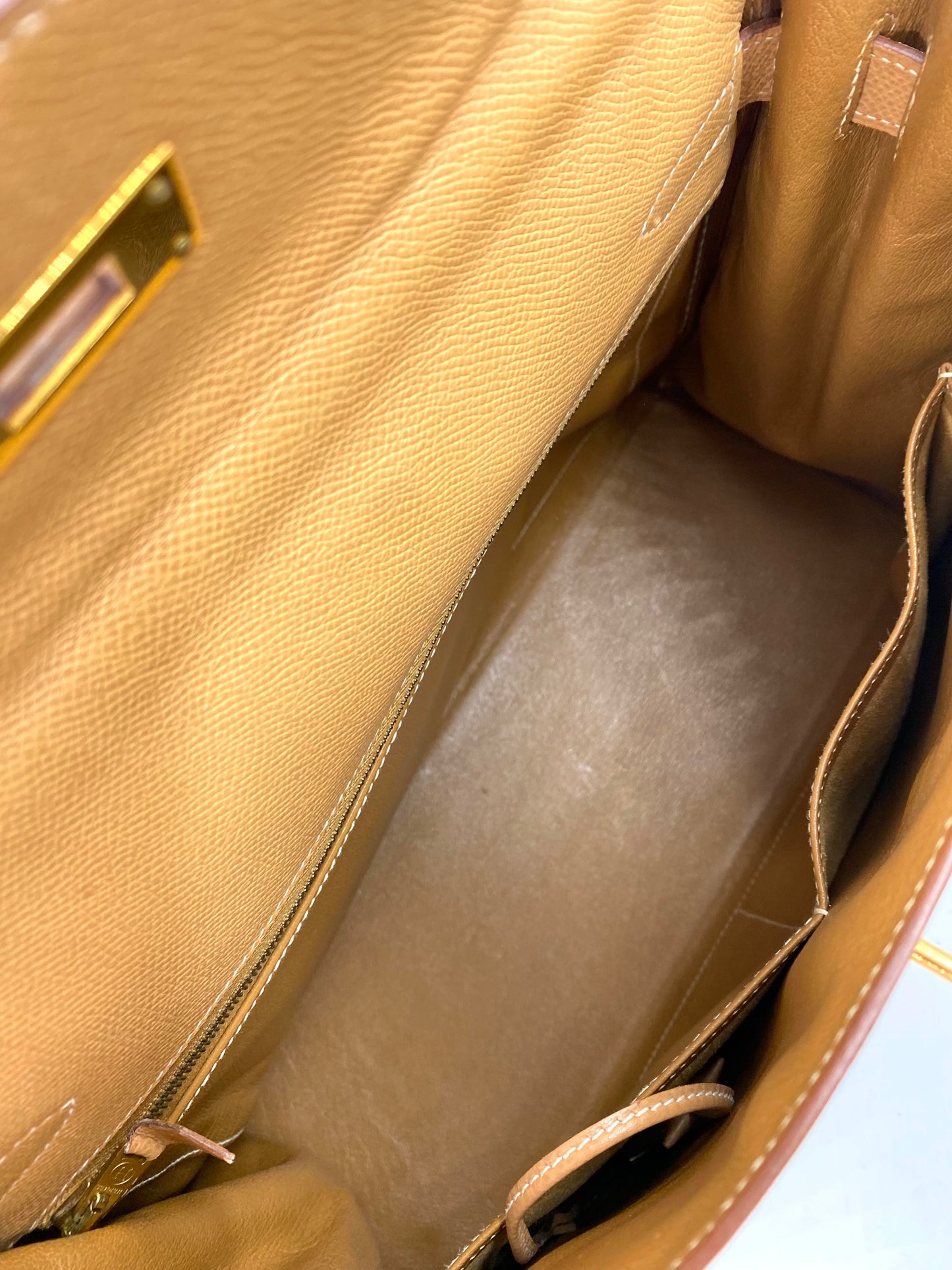 HERMÈS Kelly 32 Gold Courchevel Leather mit Gold Hardware