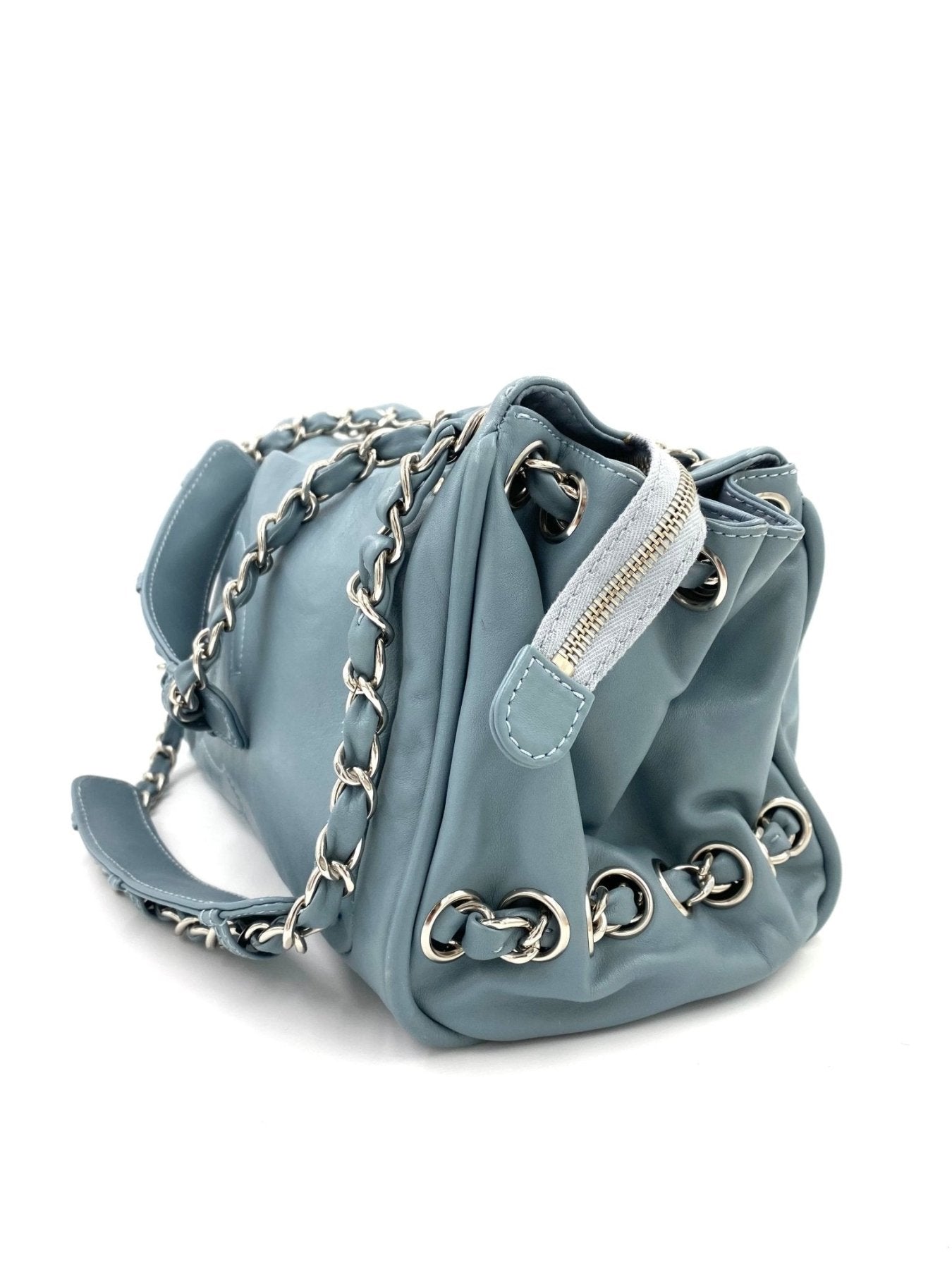 CHANEL CC Coco Tasche in eisblauem Lammleder mit Silberkette und Reissverschluss, seitliche Raffung und CC Logo