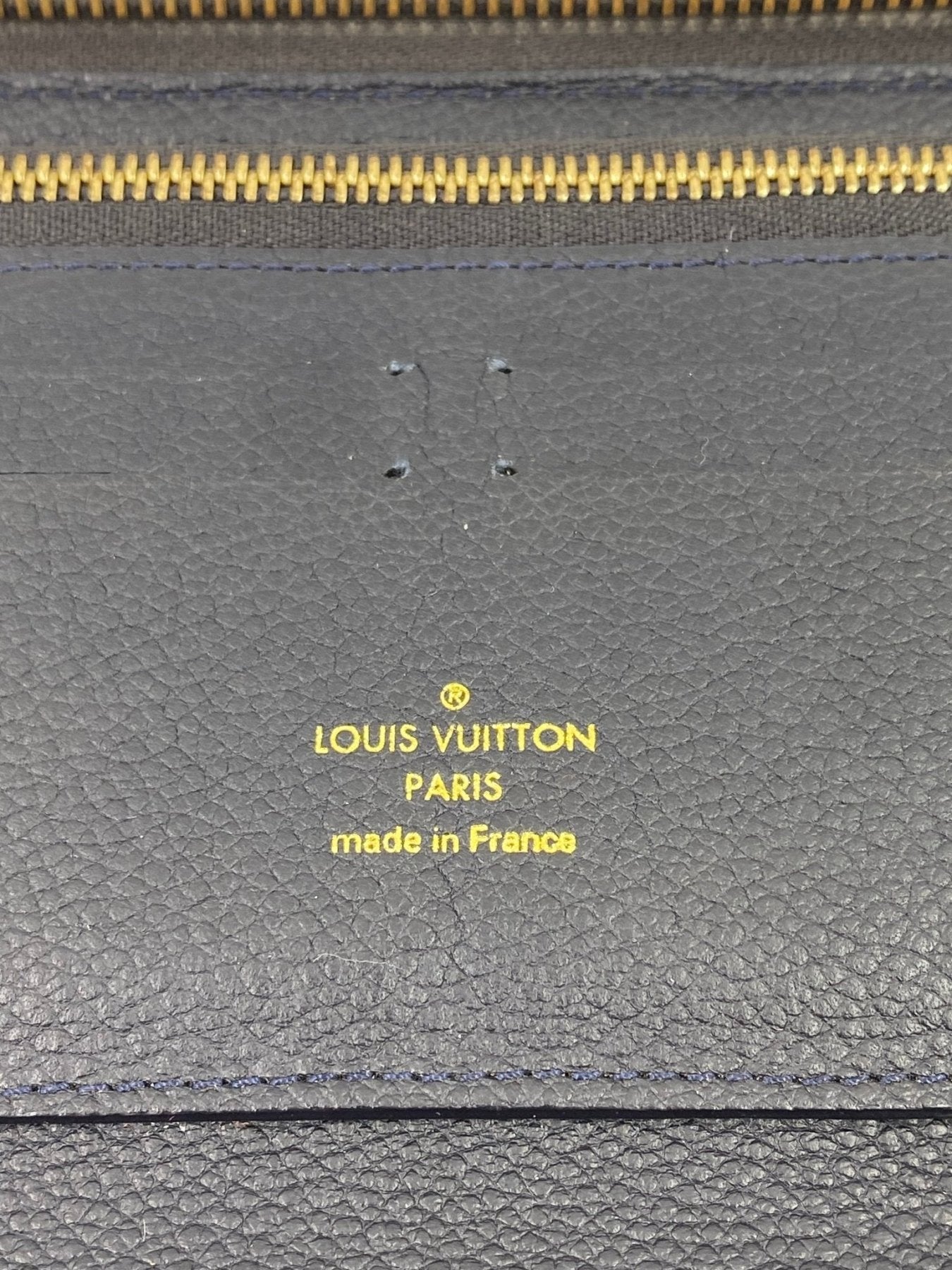 Louis Vuitton Zippy Monogram Empreinte Geldbörse in Schwarz mit goldener Beschriftung und Reißverschluss, Detail der Markierung