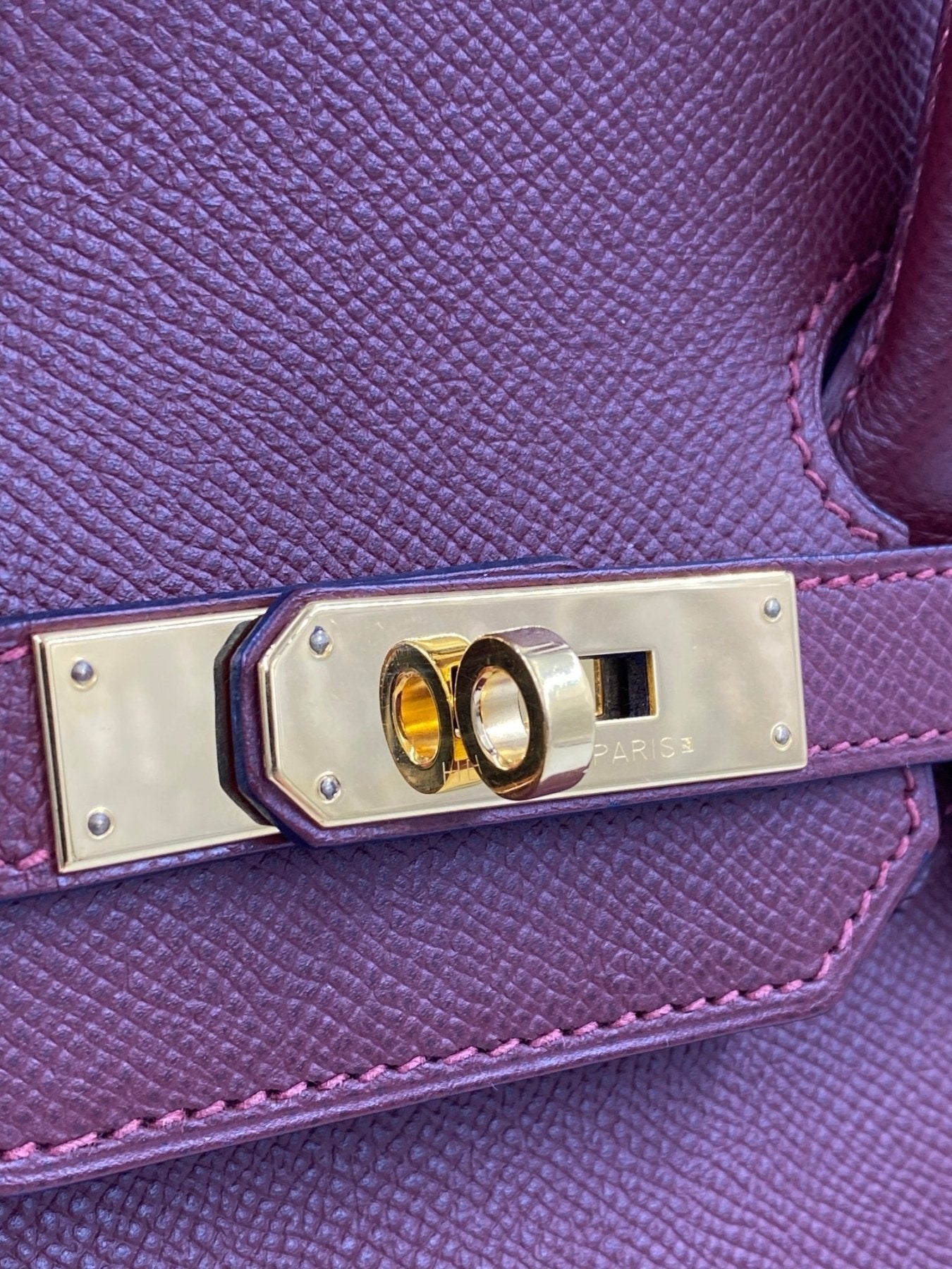 HERMES Birkin 35 Epsom Rouge H Tasche mit goldenem Drehverschluss, Nahaufnahme der eleganten Verschlussdetails