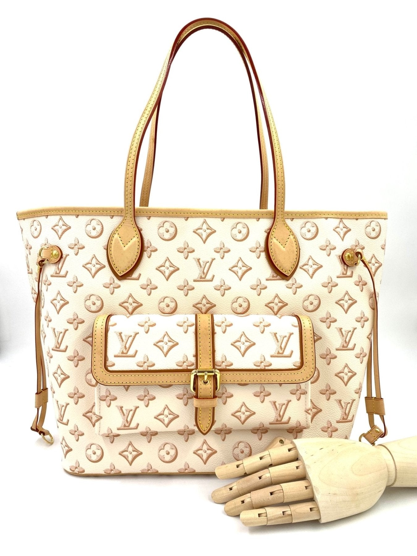 Louis Vuitton Neverfull MM Fall for You in Monogram Beige Clair mit Vachetta Leder, gezeigt mit Pochette und klassischem Design