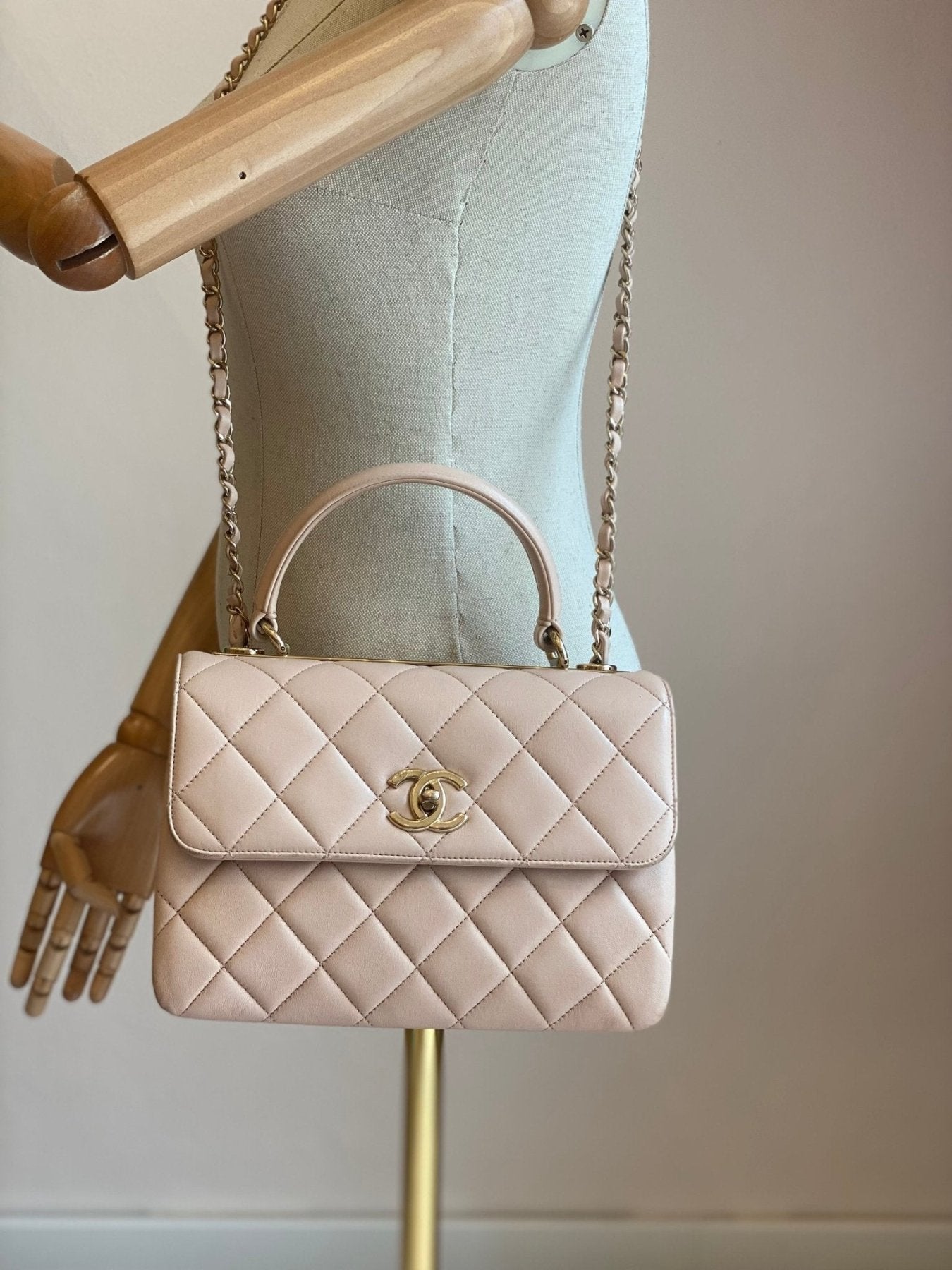 CHANEL Trendy CC Handtasche in Puderrosa Lammleder mit gestepptem Muster und goldener Kette auf Schaufensterpuppe