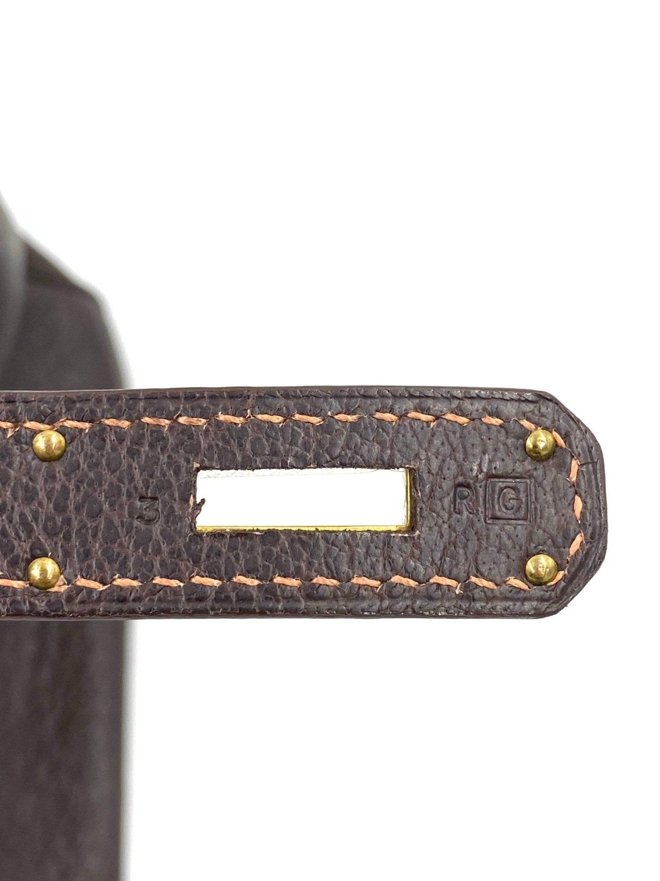 Hermes Birkin 35 Detailaufnahme des braunen Fjord-Ledergriffs mit goldener Beschlagsplatte und Kontrastnaehten