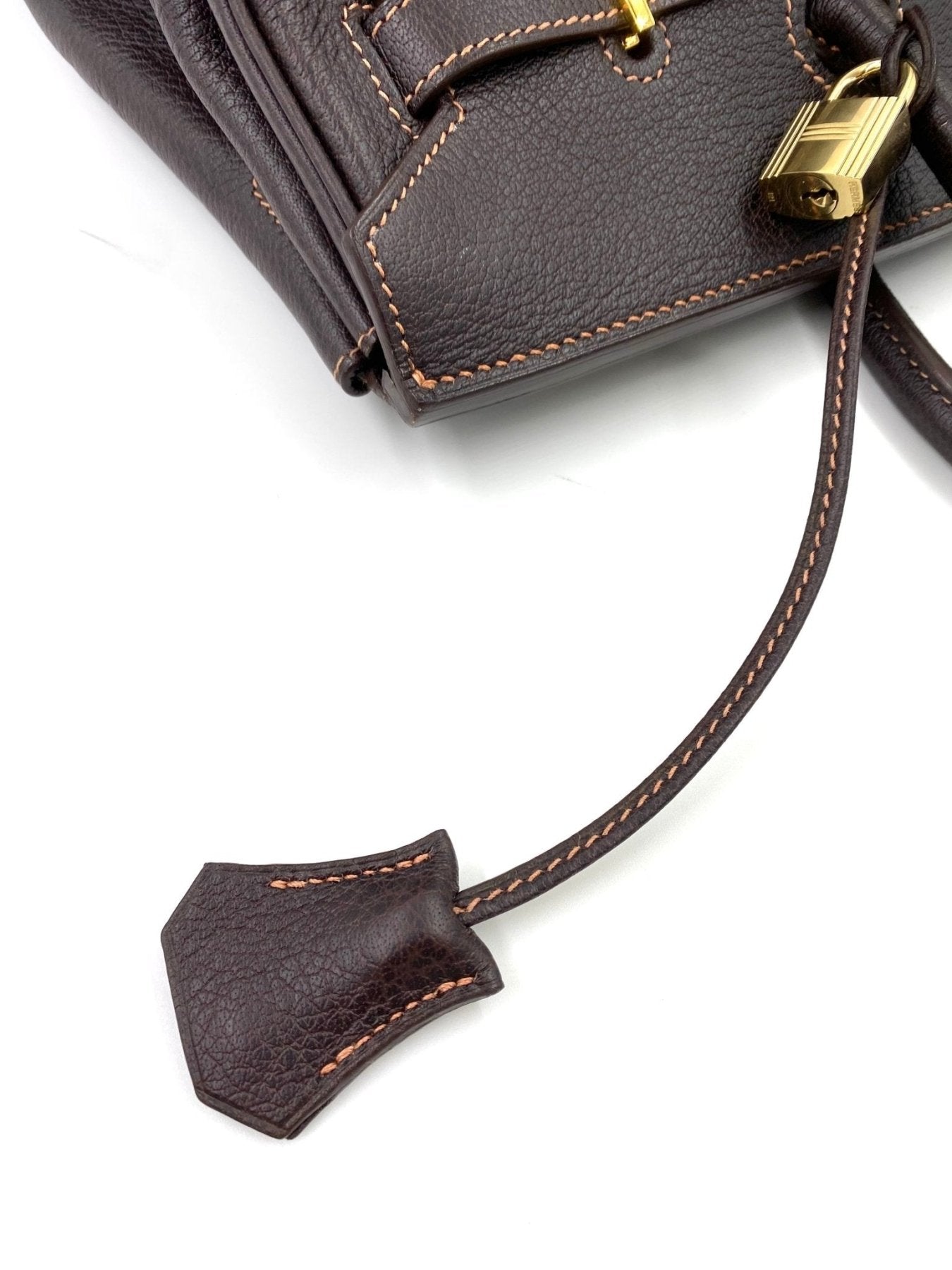 Hermes Birkin 35 Tasche in marronem Fjord Leder mit goldfarbenen Details und Verschluss, Nahaufnahme der Lederstruktur