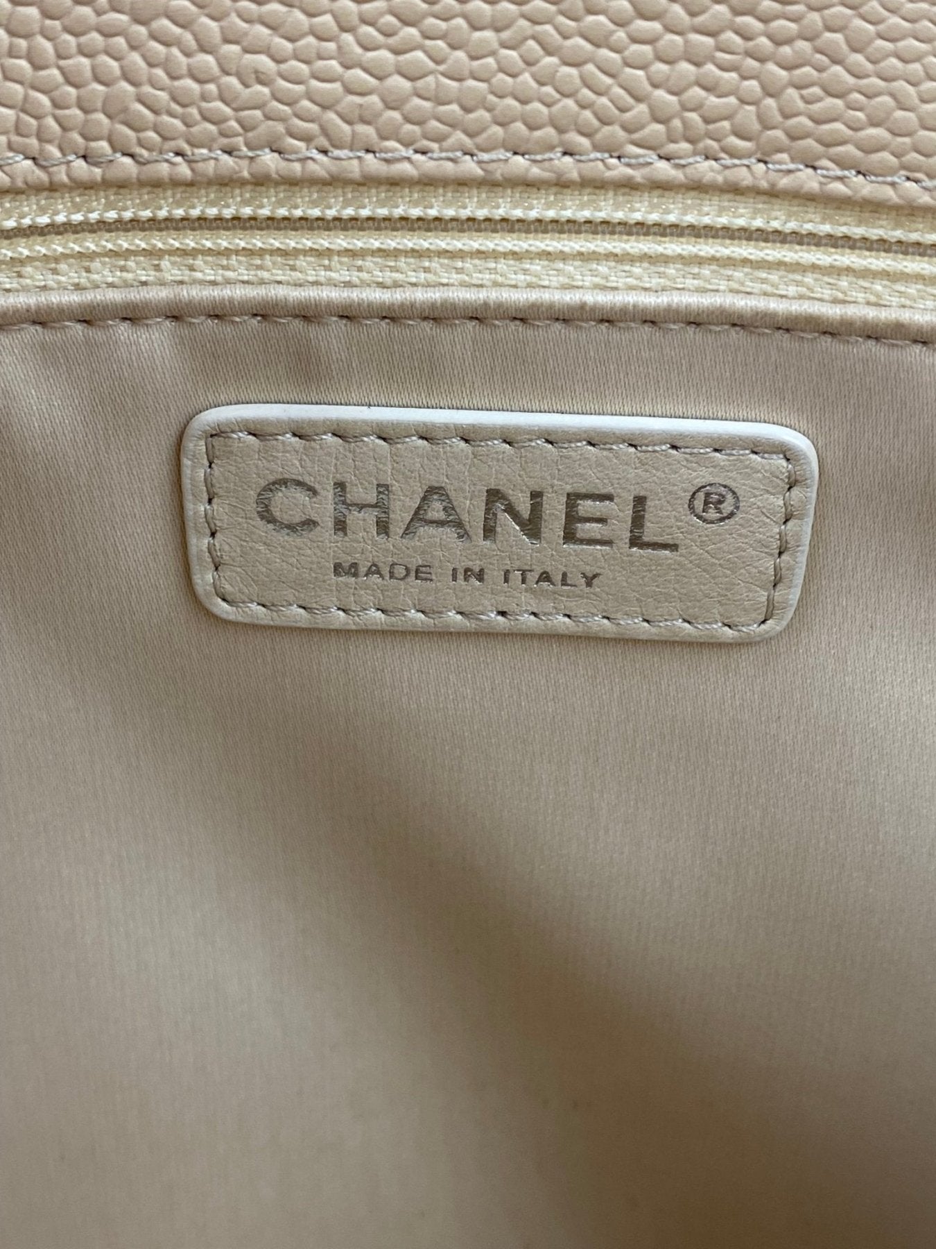 CHANEL Femme Grande Innenetikett aus beigem Leder mit Markenname und Made in Italy Prägung im Satin Futter
