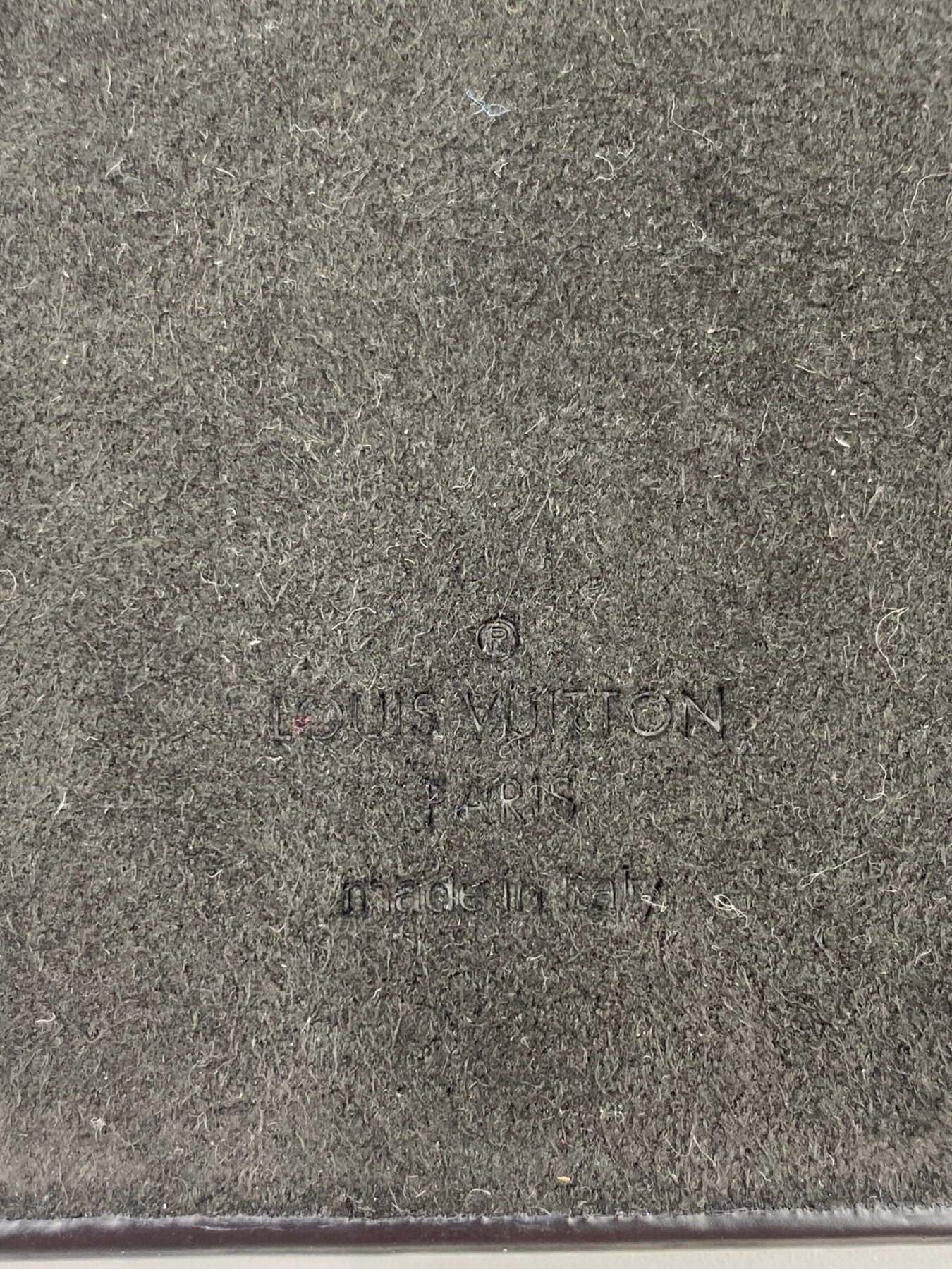 Louis Vuitton Bumper Pallas iPhone 11Pro Handyhulle, gepragte Markenaufschrift auf grauem Leder, Made in Italy