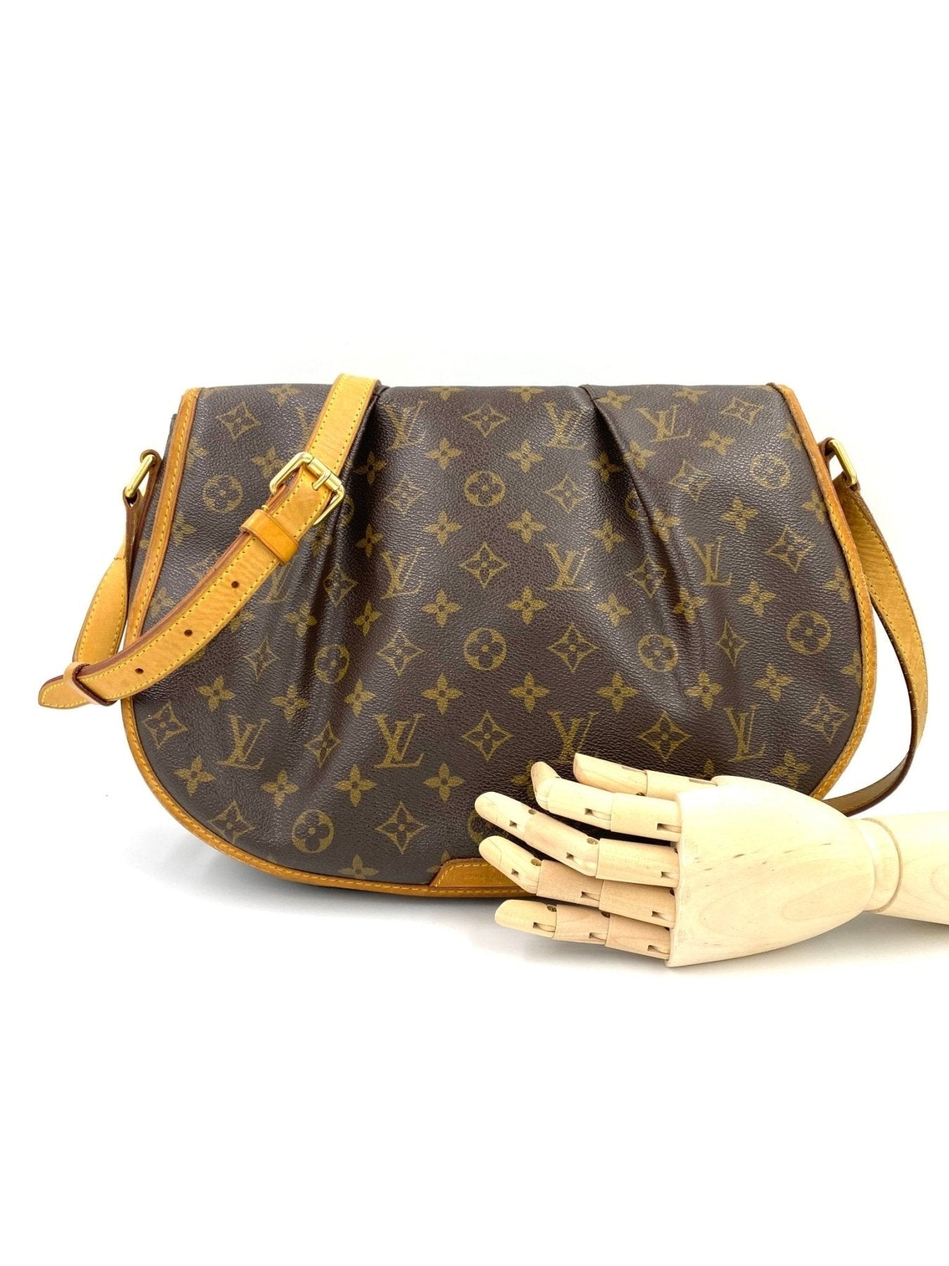 Louis Vuitton Menilmontant MM Monogram Canvas Tasche mit verstellbarem Schulterriemen und klassischem LV Muster