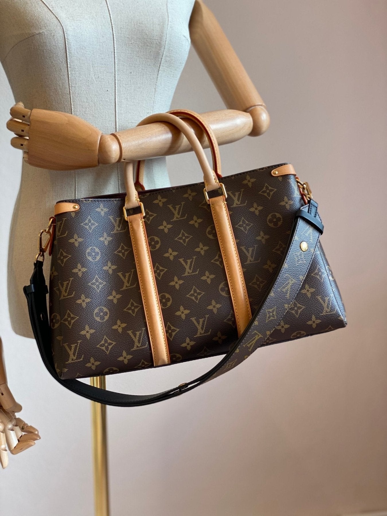 Louis Vuitton Soufflot MM Monogram Canvas Handtasche mit braunen Ledergriffe und abnehmbarem Schulterriemen