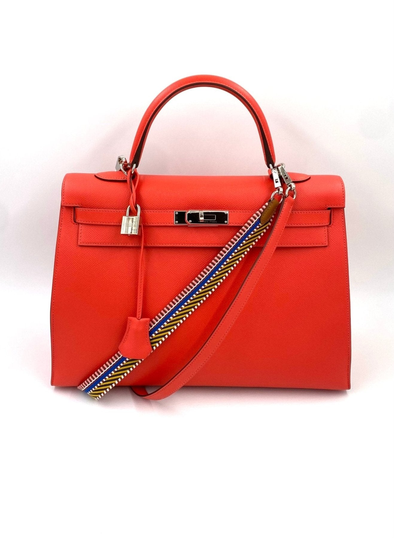 HERMES Kelly 35 Sellier in Rose Jaipur Epsom Leder mit Palladium Hardware und buntem Schulterriemen, Frontansicht