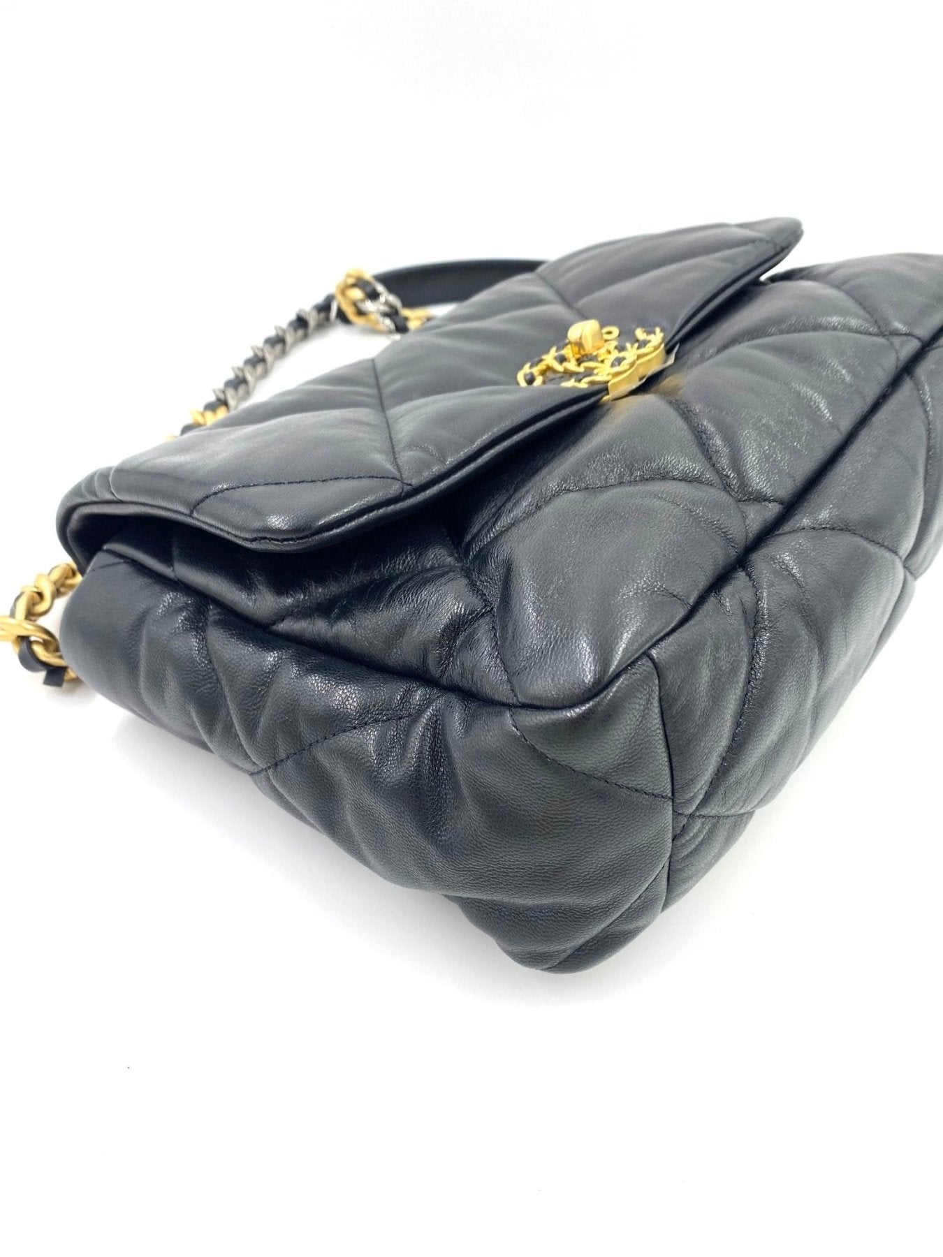 CHANEL 19 Flap Bag Large in schwarzem Ziegenleder mit gestepptem Muster und dreifarbiger Metallkette, Seitenansicht